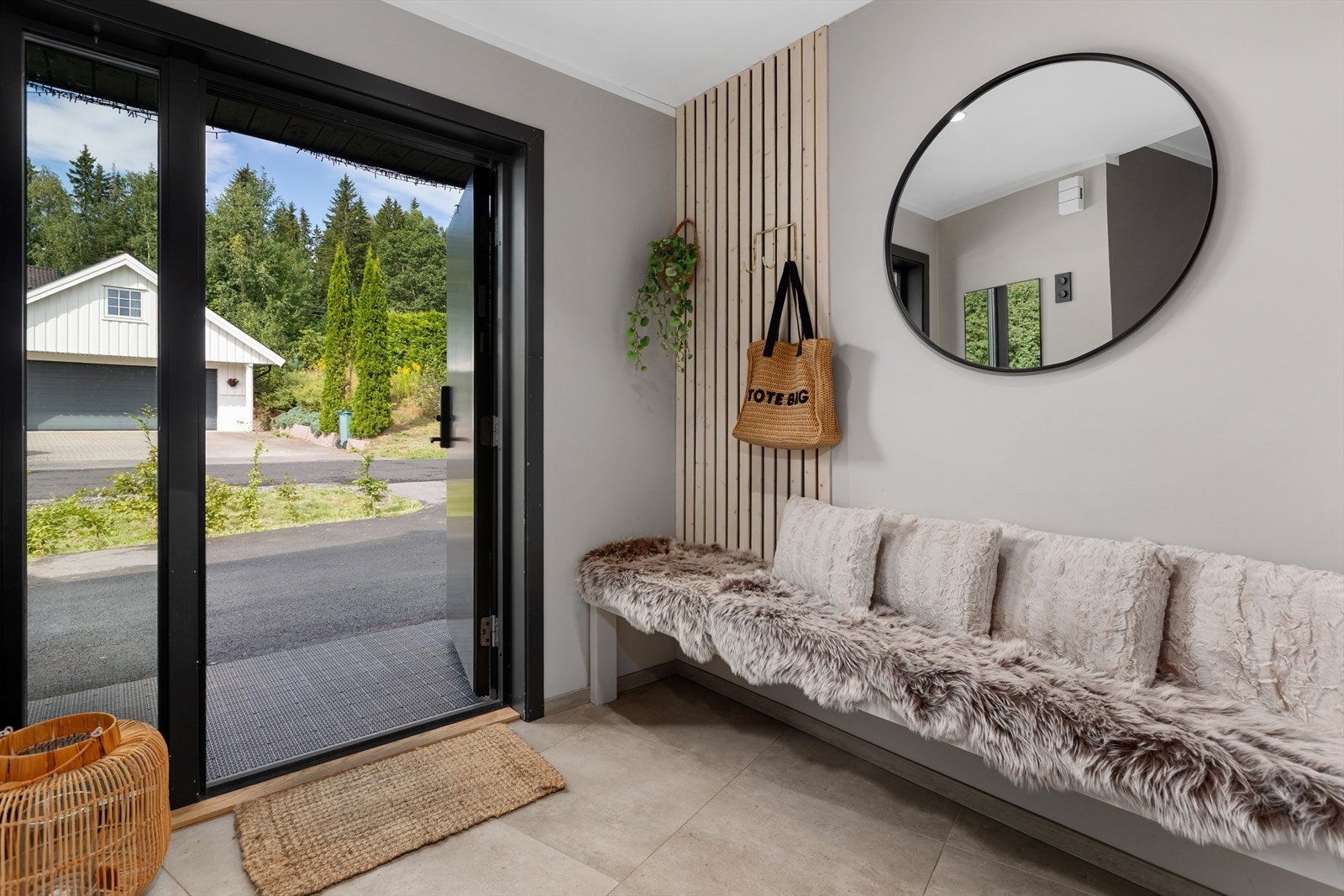 Velkommen inn! Elegant inngangsparti med lekre detaljer. Forøvrig vannbåren gulvvarme i alle rom i alle etasjer. Galleribilde