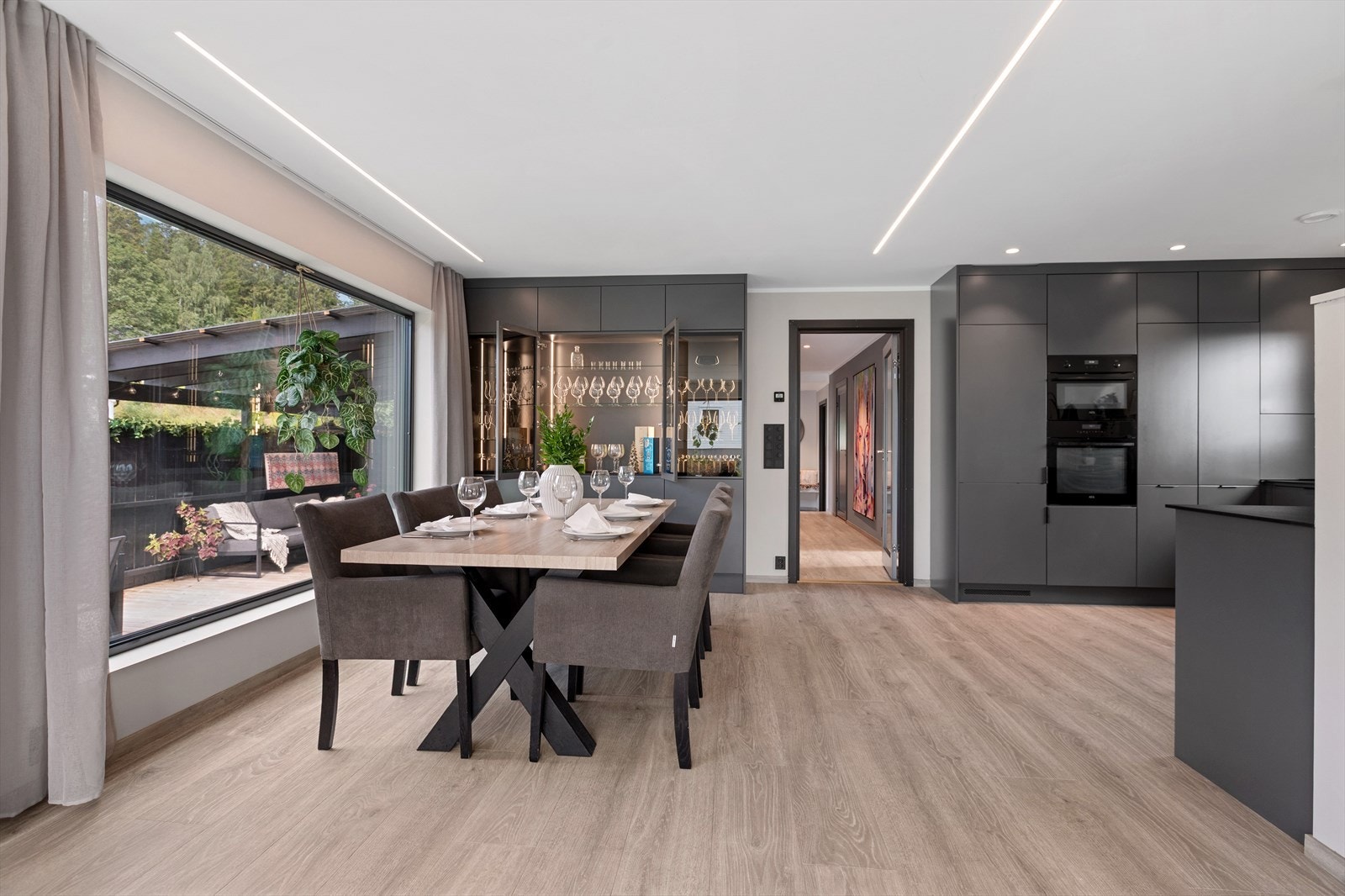 Herlig rom for matlaging og hyggelige måltider med familie og venner. Galleribilde