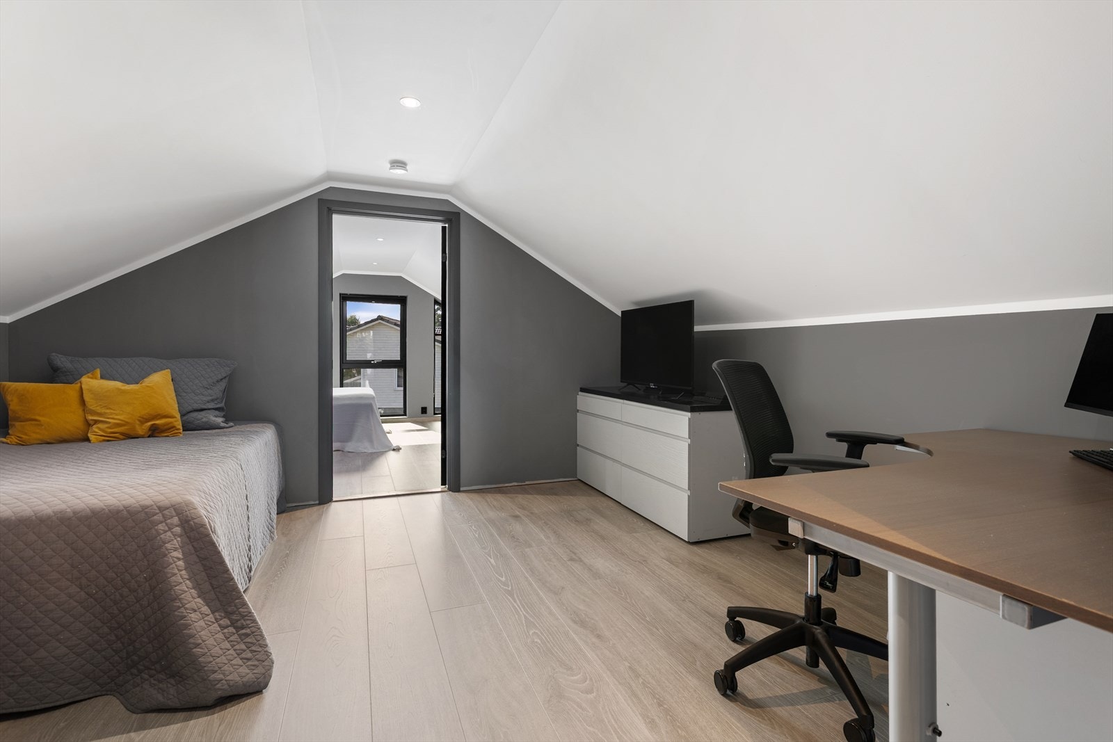 Perfekt som hjemmekontor med arbeidsro i midtre delen. Galleribilde