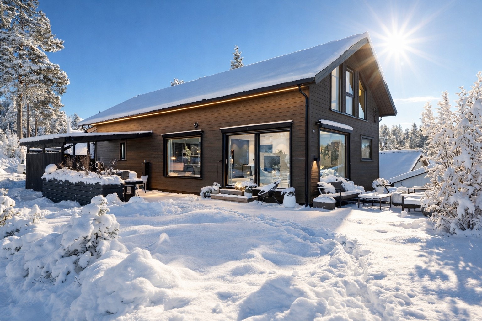 Moderne og stilren enebolig med gjennomført uttrykk og tiltalende uteområde. Galleribilde