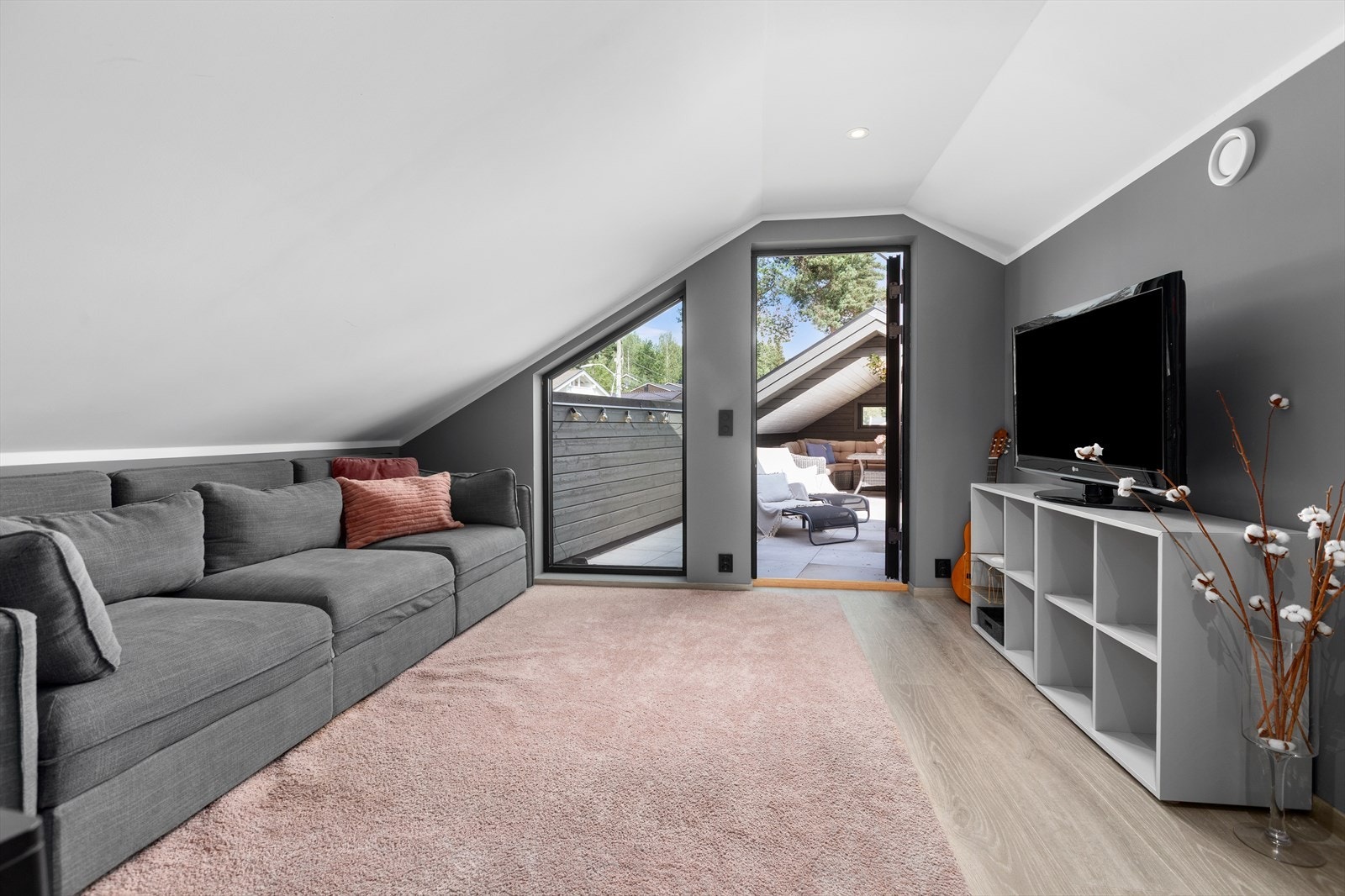 Lys og trivelig loftstue - et ekstra oppholdsrom med mange muligheter og utgang til terrassen over garasjen. Ikke bruksendret, her også kun satt opp med en lettvegg. Galleribilde