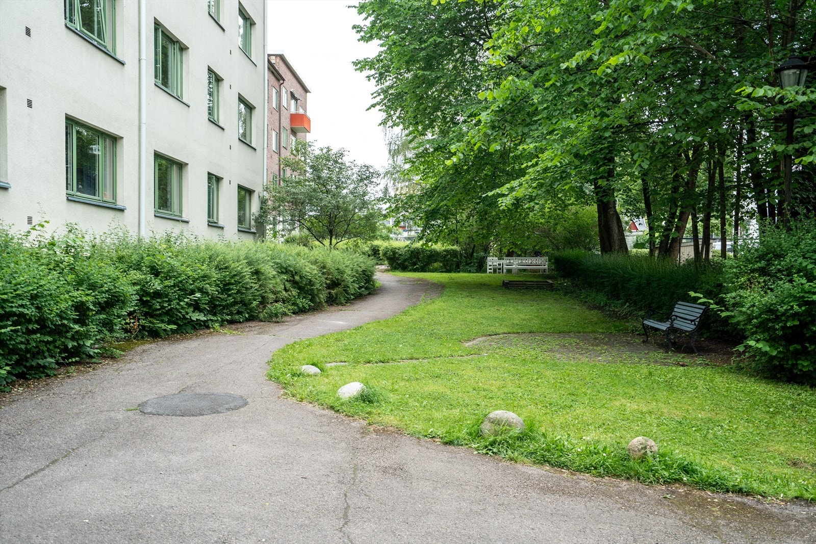 Trivelig bakgård med benker. Galleribilde