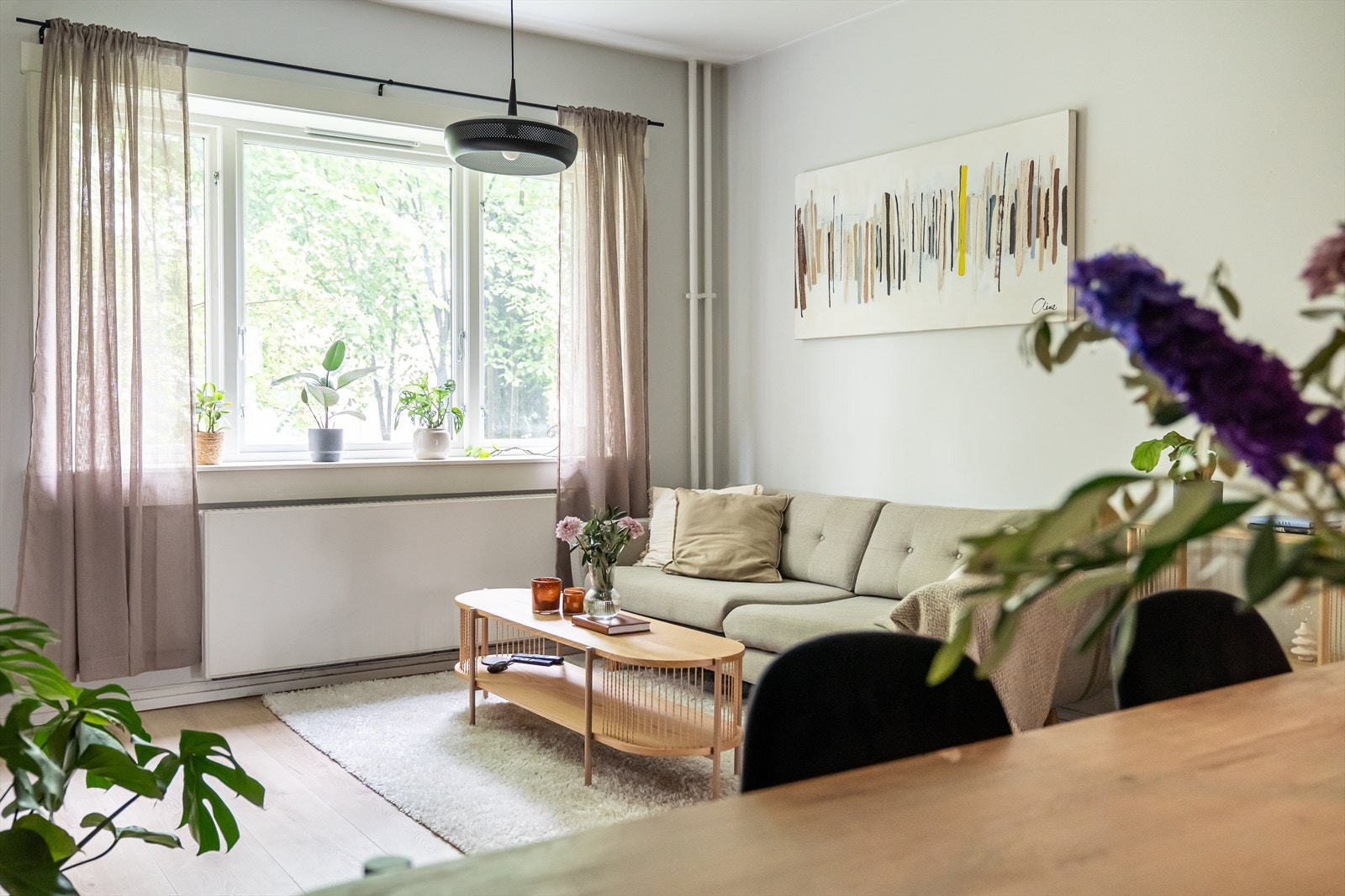 Stuen har delikate, malte vegger i lyse og moderne farger. Galleribilde