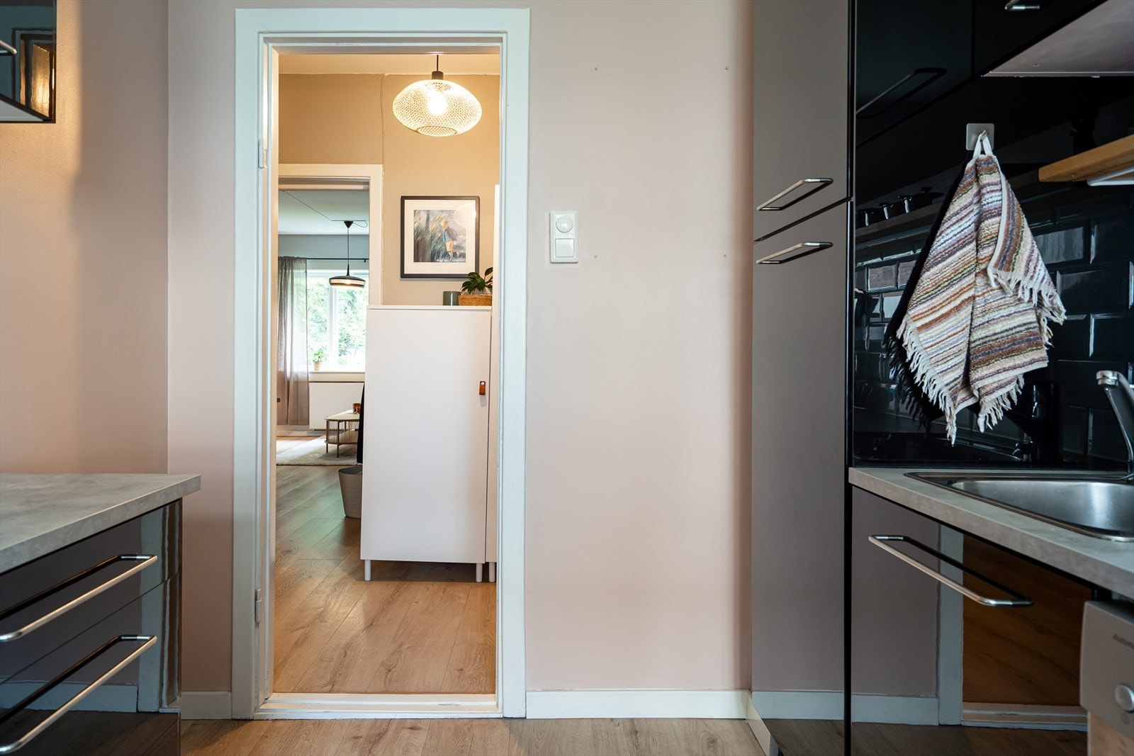 Kjøkkenet har direkte adkomst til entré. Galleribilde