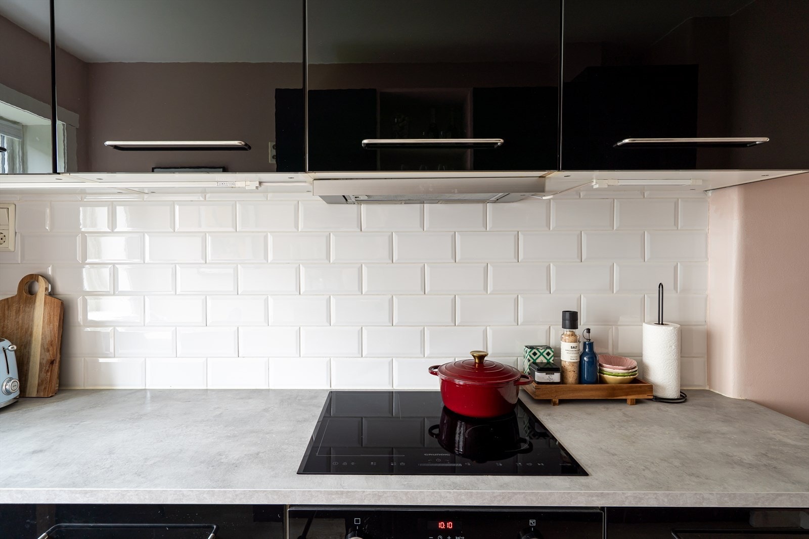 Kjøkkenet er utstyrt med integrert induksjonstopp og stekeovn, samt opplegg for oppvaskmaskin. Galleribilde