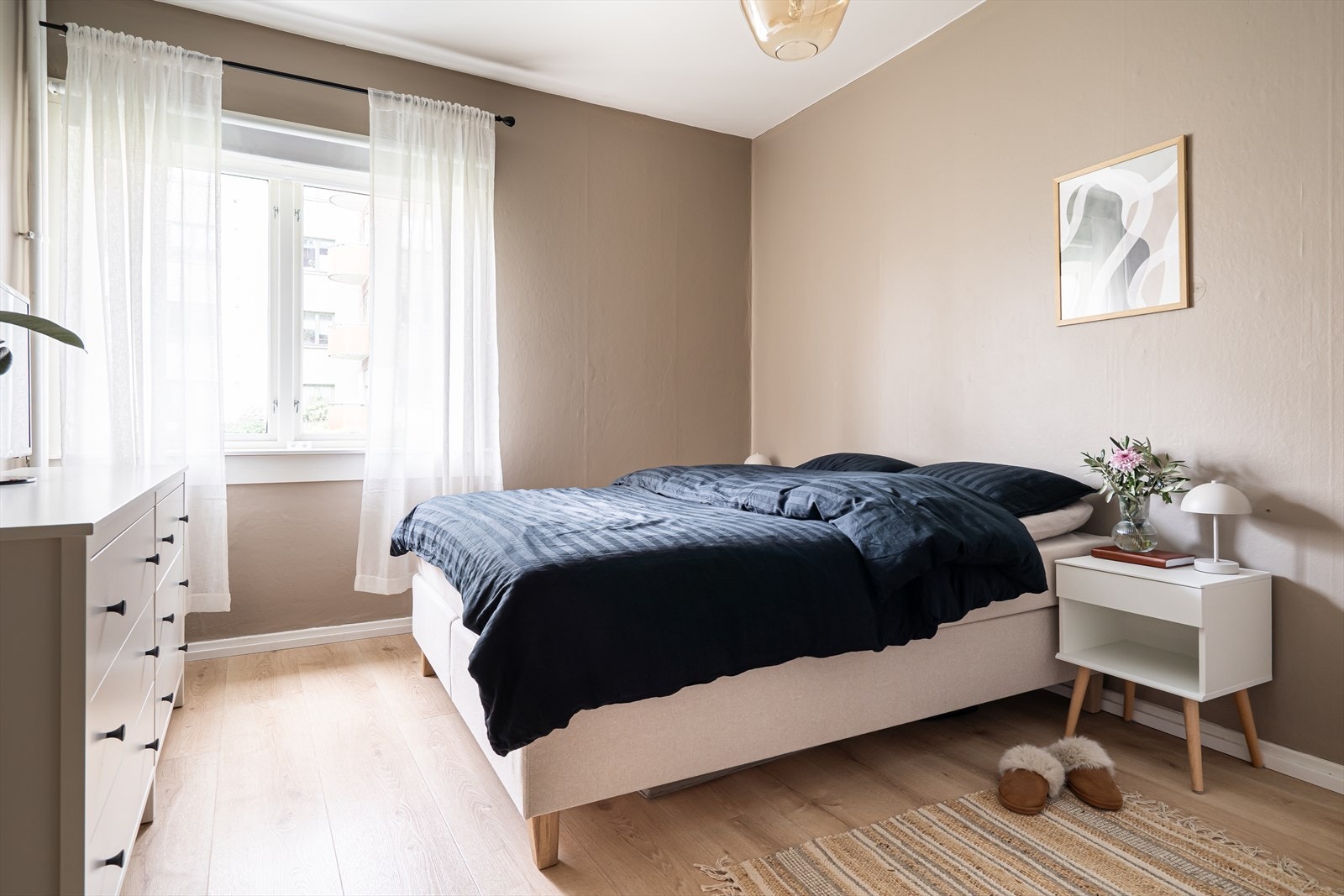 Et romslig og innbydende soverom som vender ut mot rolige omgivelser. Galleribilde