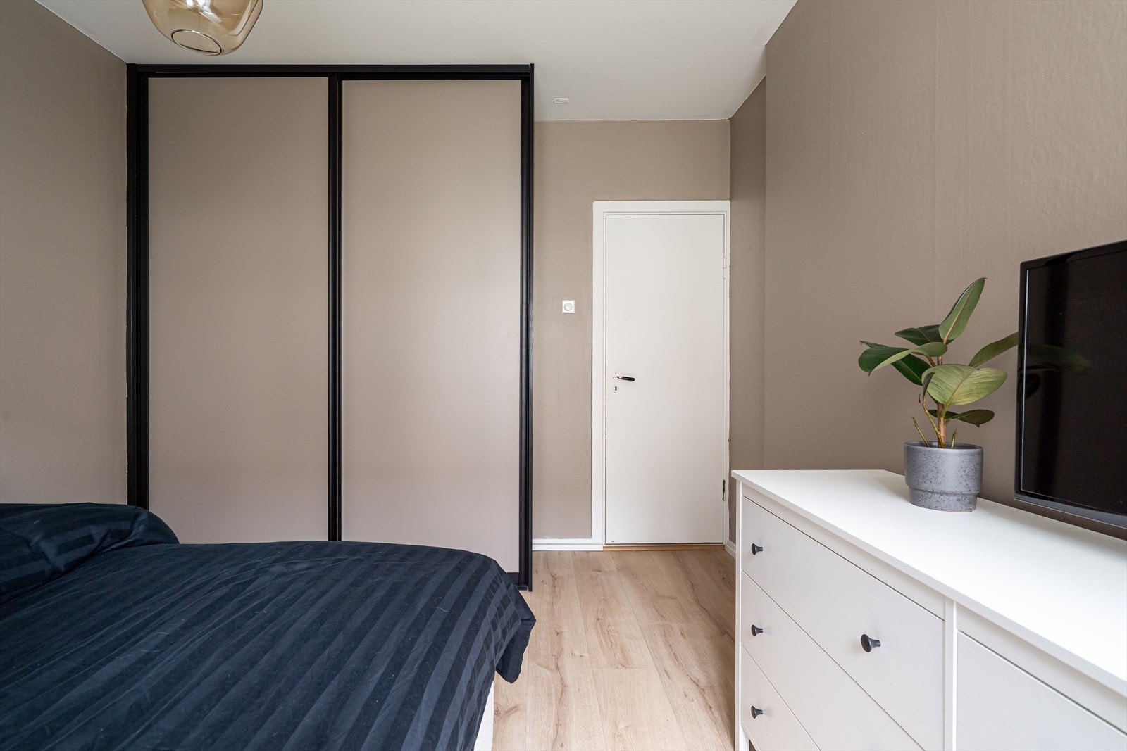 Stor skyvedørsgarderobe gir rikelig med oppbevaringsplass. Galleribilde