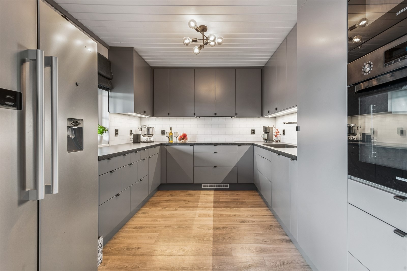 Velkommen til Orfaret 1 - Sjarmerende enebolig over to plan i et landlig og idyllisk boligområde i Skogbygda. Nyere kjøkken som er utstyrt med integrert keramisk koketopp, stekeovn, mikro, oppvaskkum og oppvaskmaskin. FOTO: Dagmar Ånerud / EFKT Galleribilde