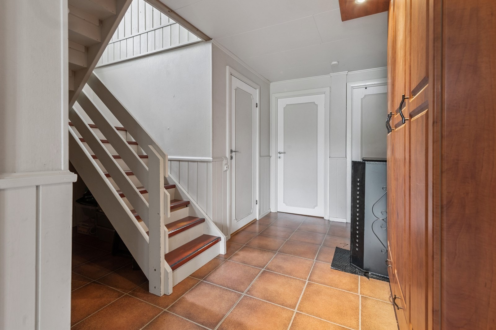 Her er det god plass til å henge fra seg yttertøy og sko. Galleribilde