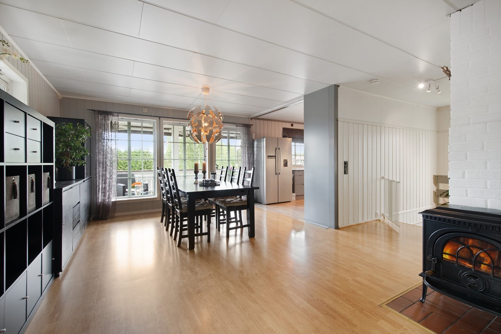 i stuen er det vedovn som varmer godt på kjøligere kvelder. Det er utgang til en romslig balkong fra stuestue. Galleribilde