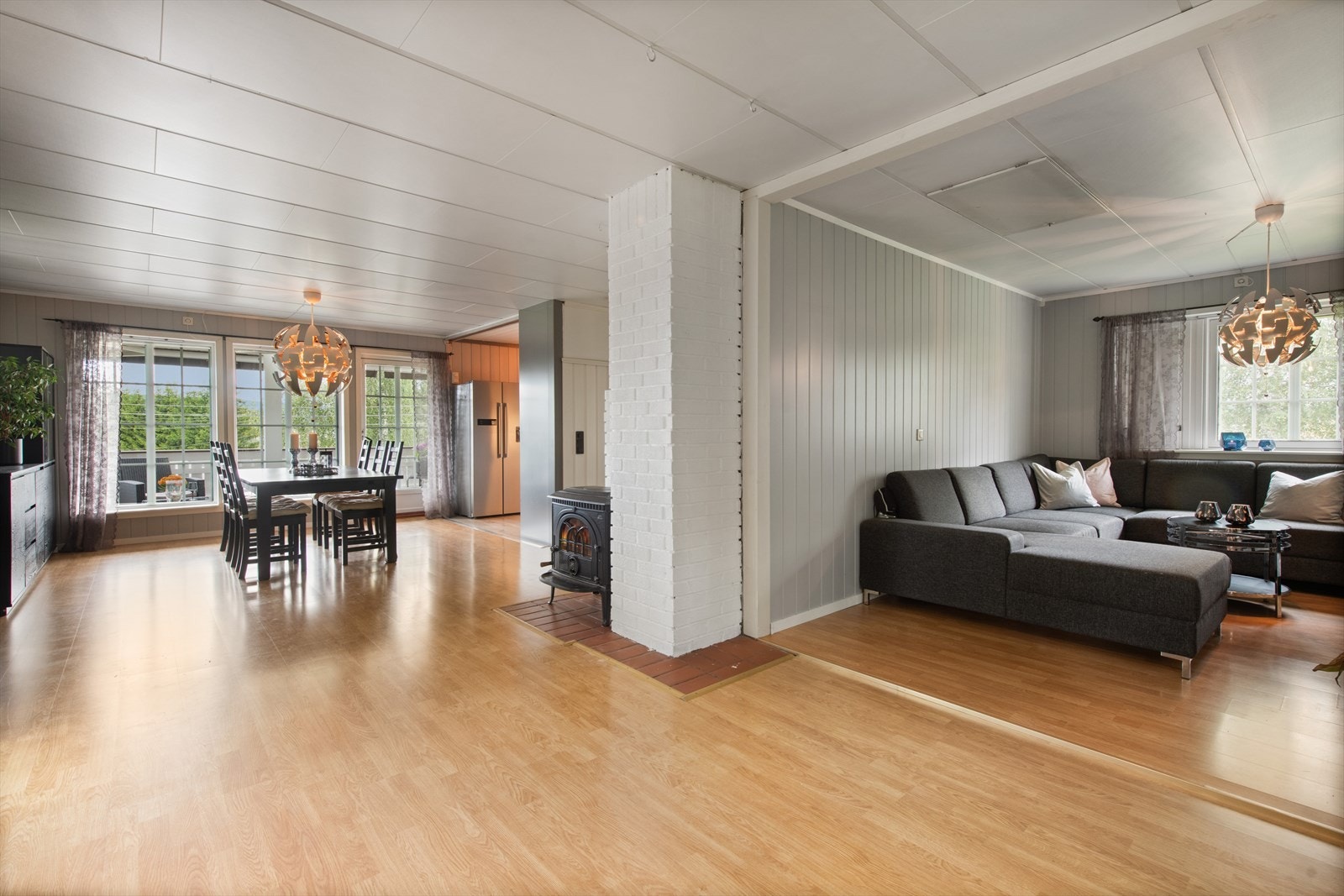 Romslig stue med møblering i soner. Galleribilde