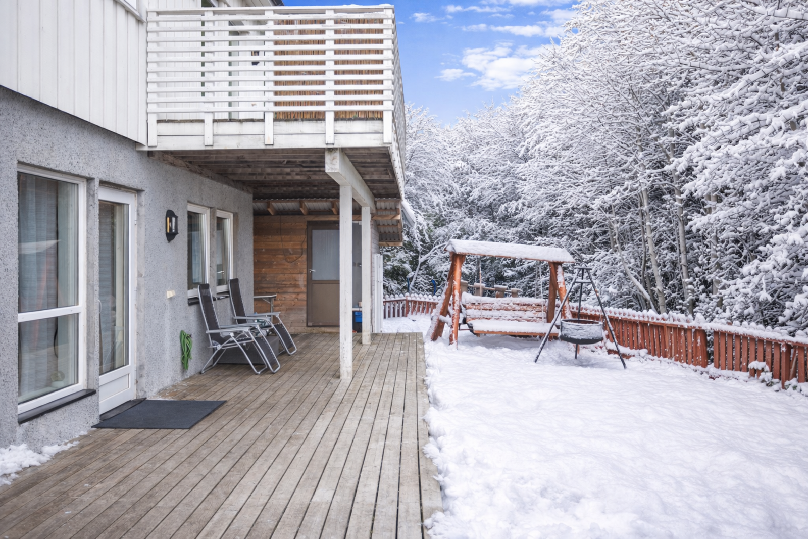 Boligen har en flott uteplass, med en markterrasse og en liten gressplen. Galleribilde