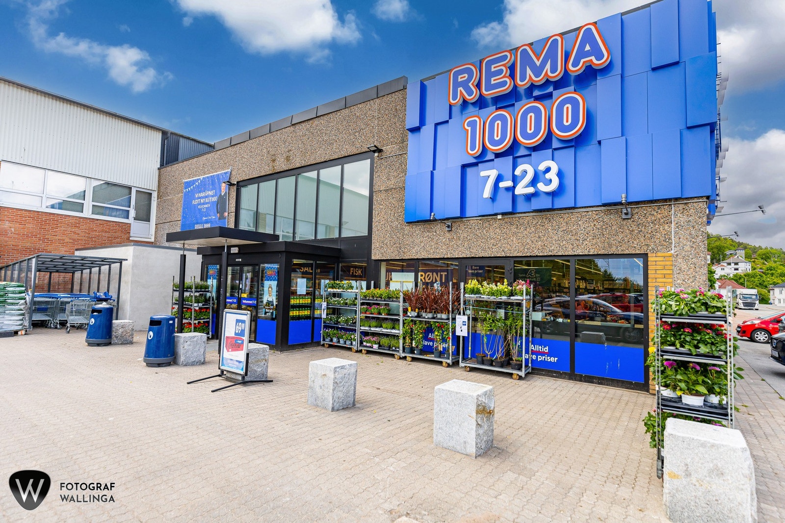 Dagligvarehandelen kan gjøres på blant annet Rema 1000 og Kiwi Svelvik. På Svelvik Nærsenter finner du også Nille, Vic og Vinmonopolet. Galleribilde