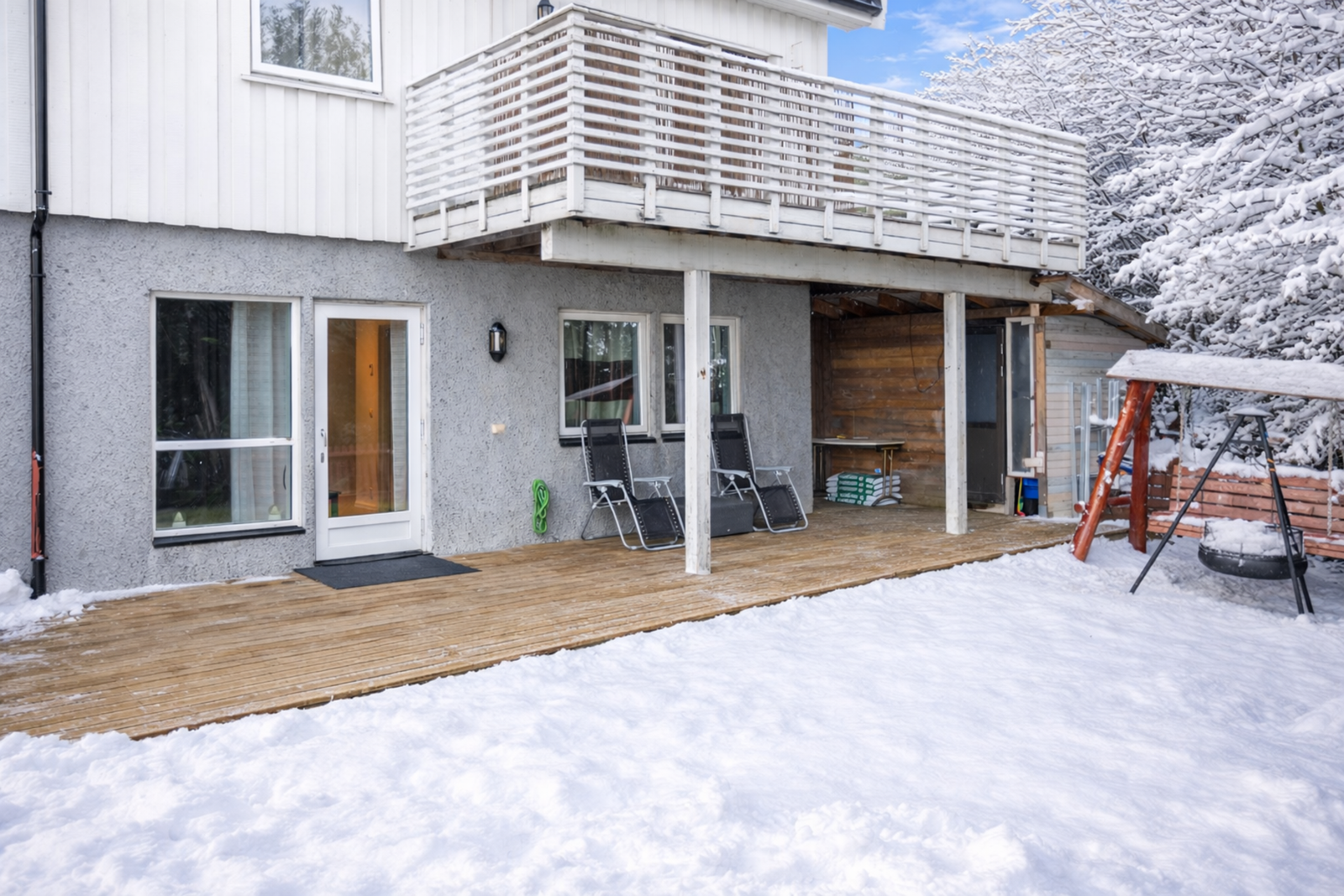 Boligen ligger adskjermet til i et rolig, men alikavel sentralt område i "Sørlandsbyen" Svelvik. Galleribilde