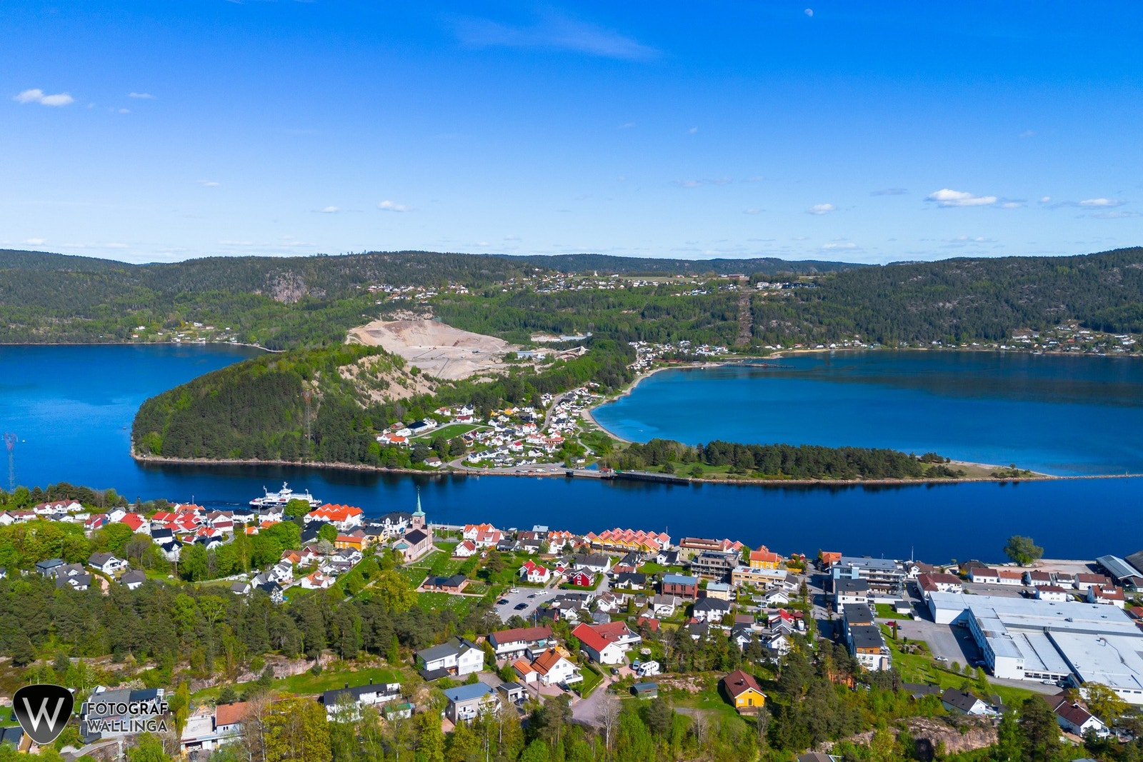 Svelvik er en sjarmerende "Sørlandsby" med koselige gater, grønne lunger, båthavn og marina. Galleribilde