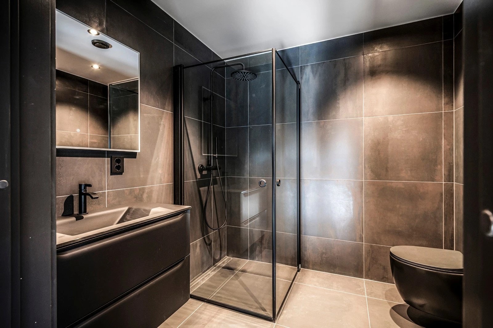 Smakfult baderom med vannbåren varme i gulvet. Galleribilde