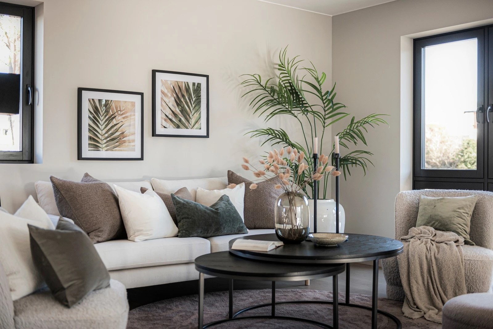 God plass til sofaseksjon med tilhørende mediemøblement. Galleribilde