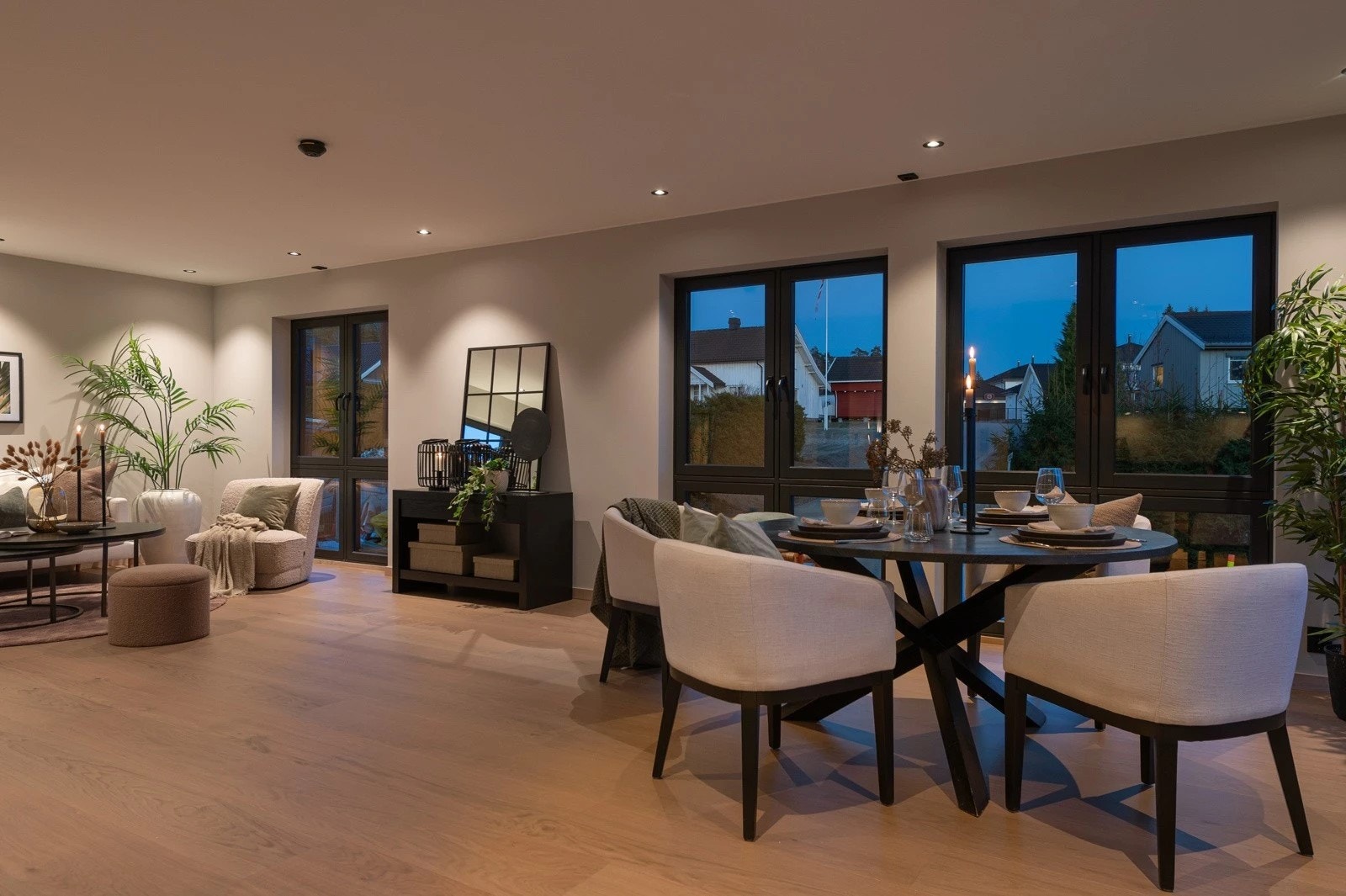 Stuen byr på flere møbleringsmuligheter og har store vindusflater. Galleribilde