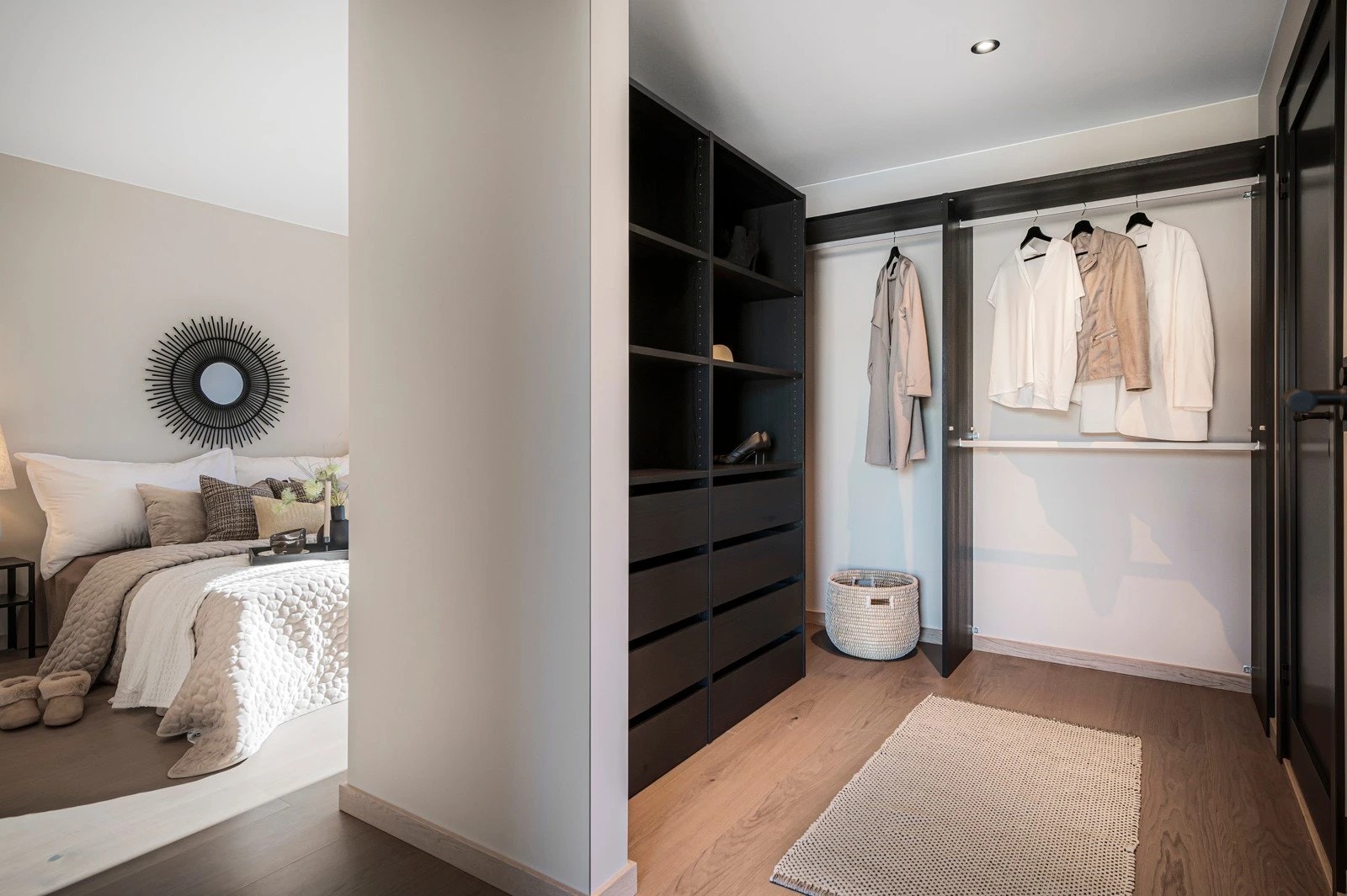 Walk-in garderoben har plassbygd innredning med hylle og oppheng, samt egen skuffe- og hylleseksjon i mørk utførelse. Galleribilde