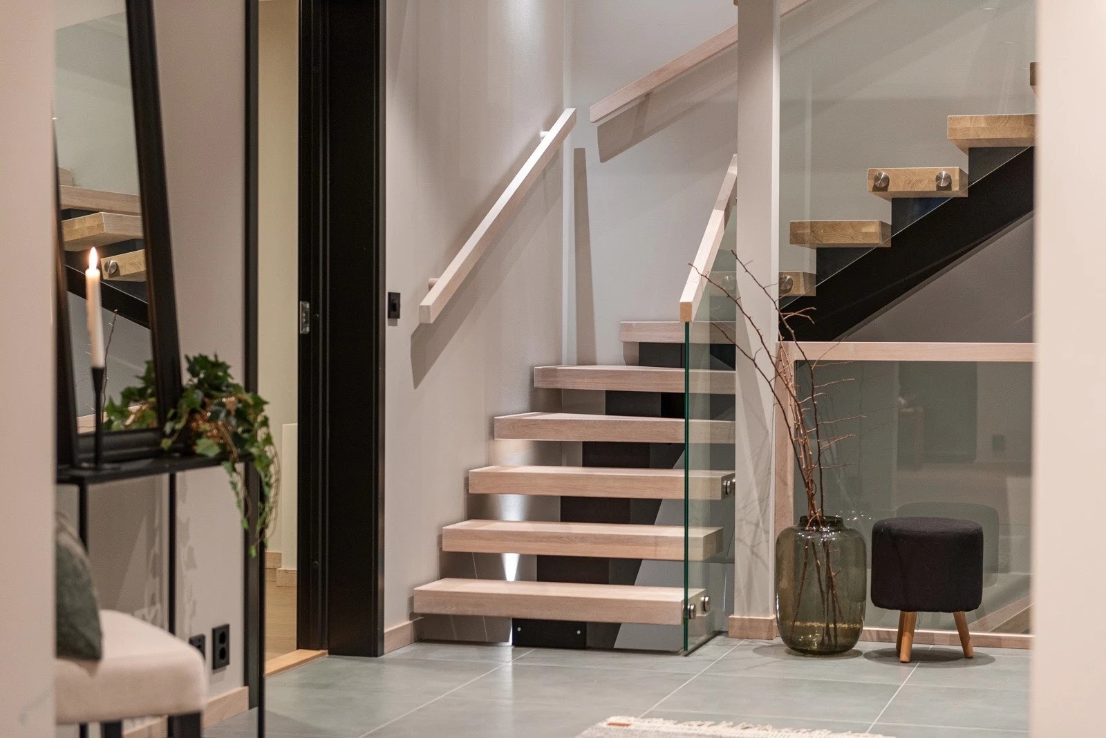 Lys, innbydende og romslig hall på hele 15 kvm med lekre storformatfliser på gulv med herlig vannbåren gulvvarme (bergvarme). Galleribilde