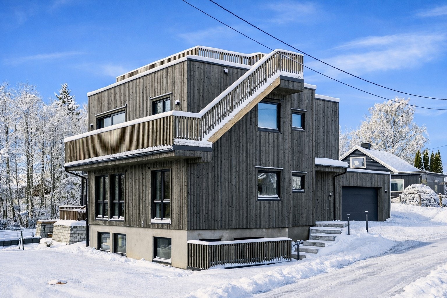 Eiendommen ligger i et sentralt og meget barnevennlig boligområde like nedenfor Langelandsfjellet som ligger rett sør for Jessheim sentrum i Ullensaker kommune. Galleribilde