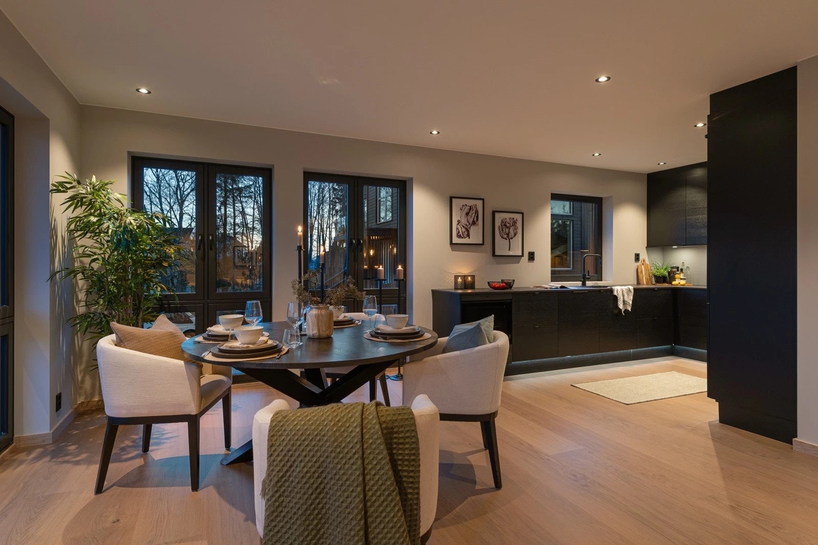 Fra entreen har man adkomst til en åpen og luftig stue/kjøkken. Galleribilde