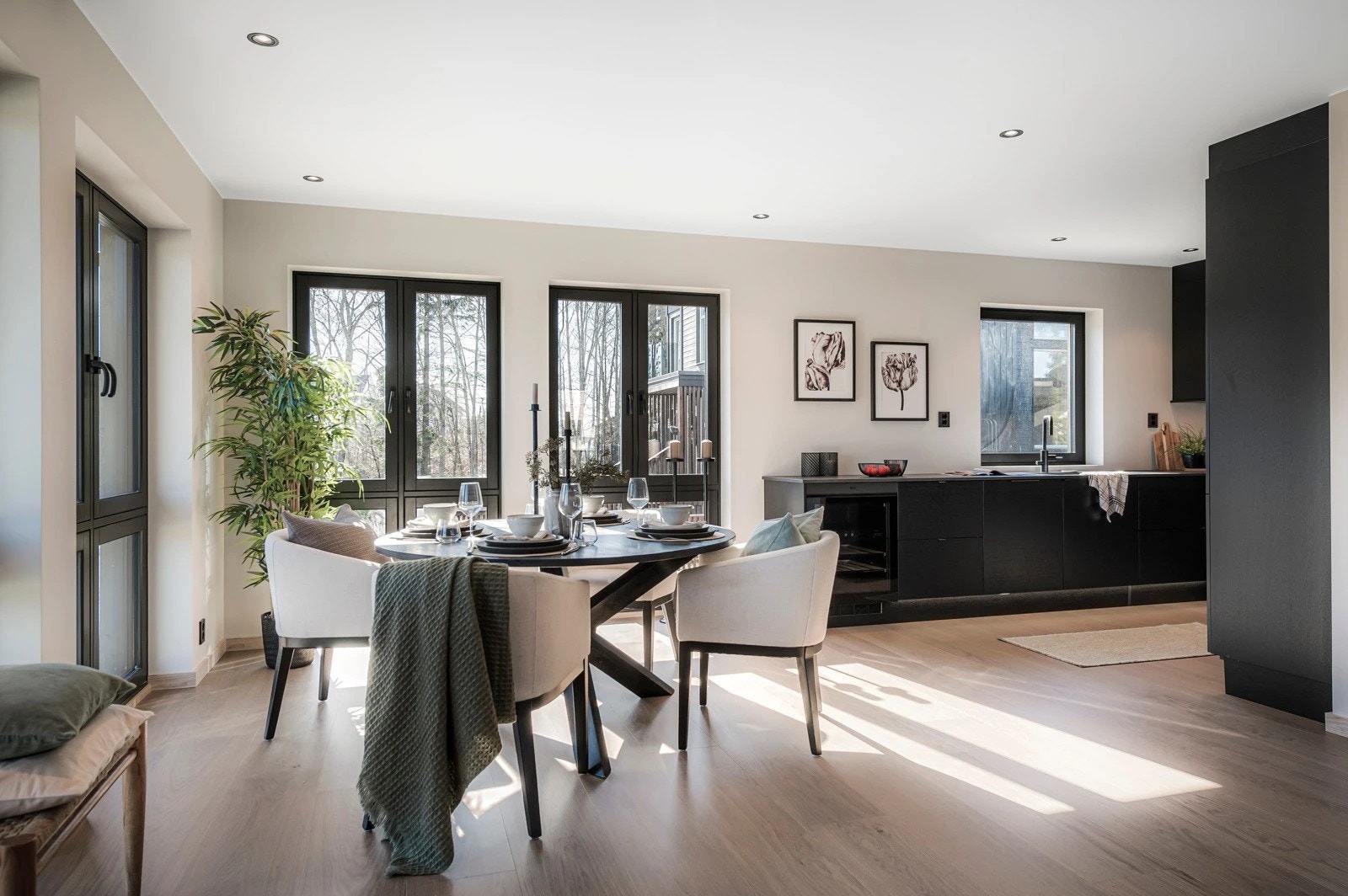 Oppvarming via vannbåren gulvvarme fra borehull som bidrar til lavere energikostnader og en jevn temperatur året gjennom. Galleribilde