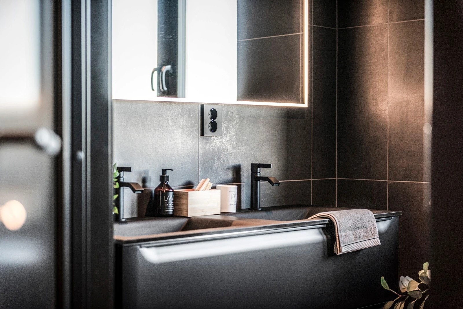 Det er påkostet armaturer, innredning og omramminger i sort design som gir badet et eksklusivt preg. Galleribilde