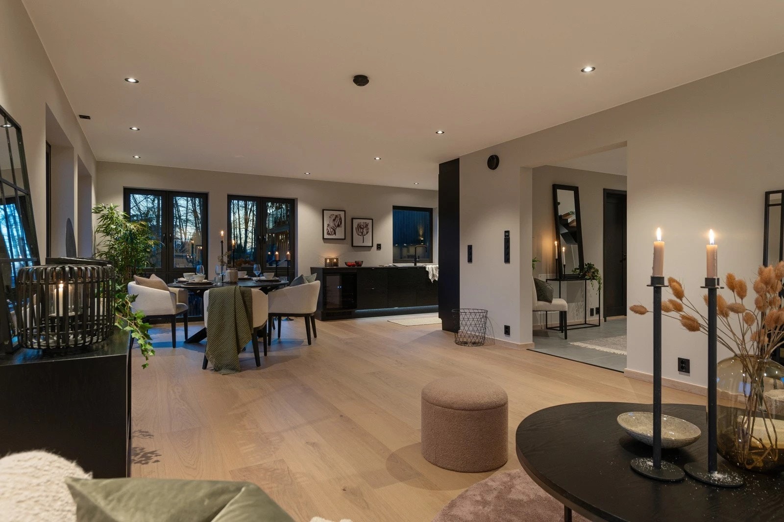 Høykvalitets bolig med bergvarme * hybel * isolert dobbel garasje med elbil lader * romslig hage * sentralt beliggende. Galleribilde