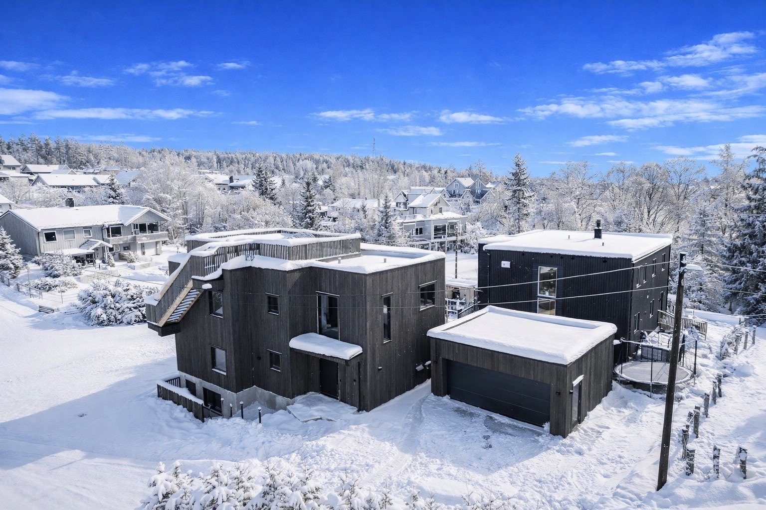 Eiendommen har en romslig gårdsplass med legg tilgang til dobbel garasje. Stor plass foran boligen for lek og moro! Galleribilde