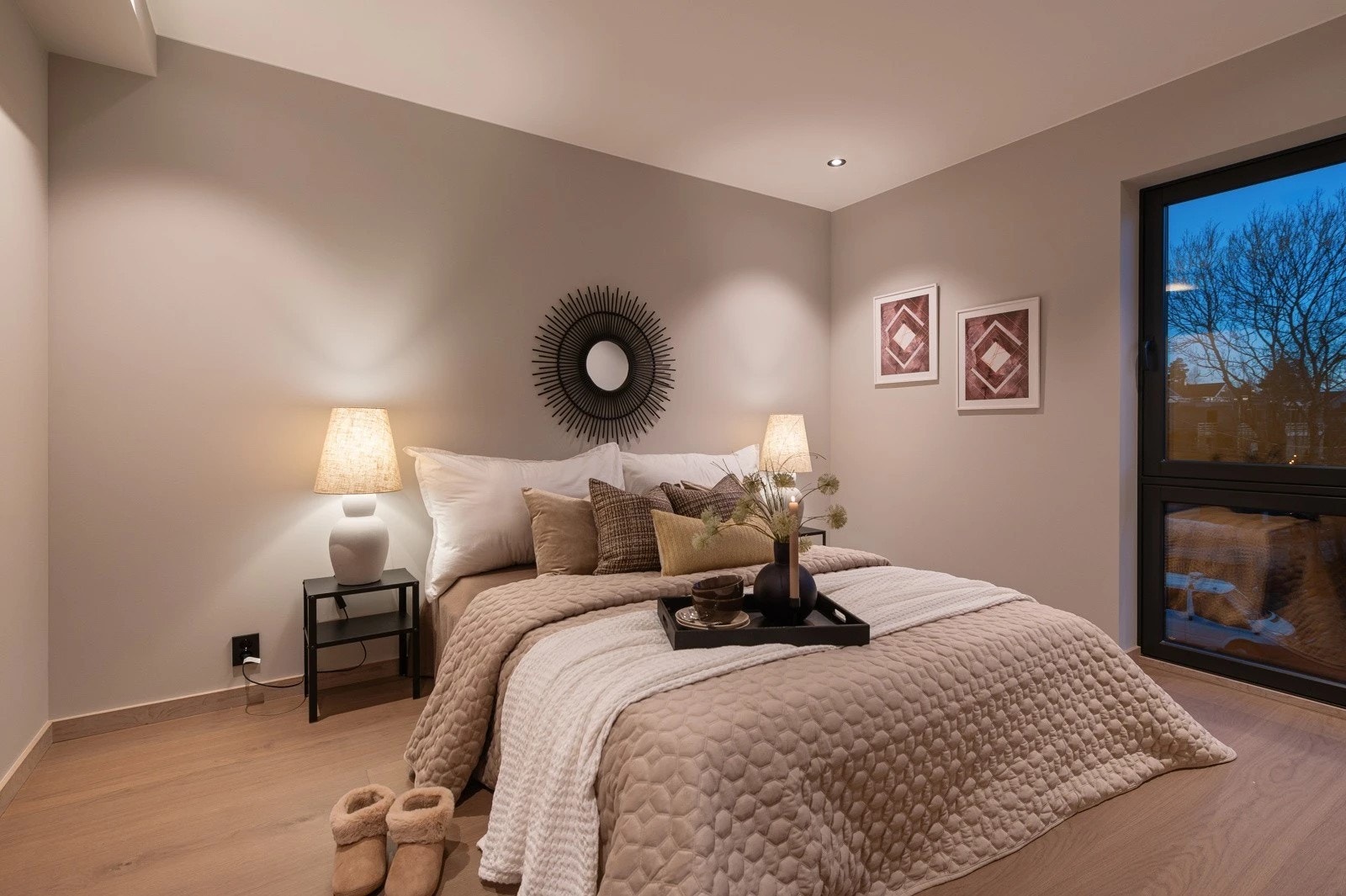 Videre er det 3 romslige soverom i 2.etasje. Galleribilde