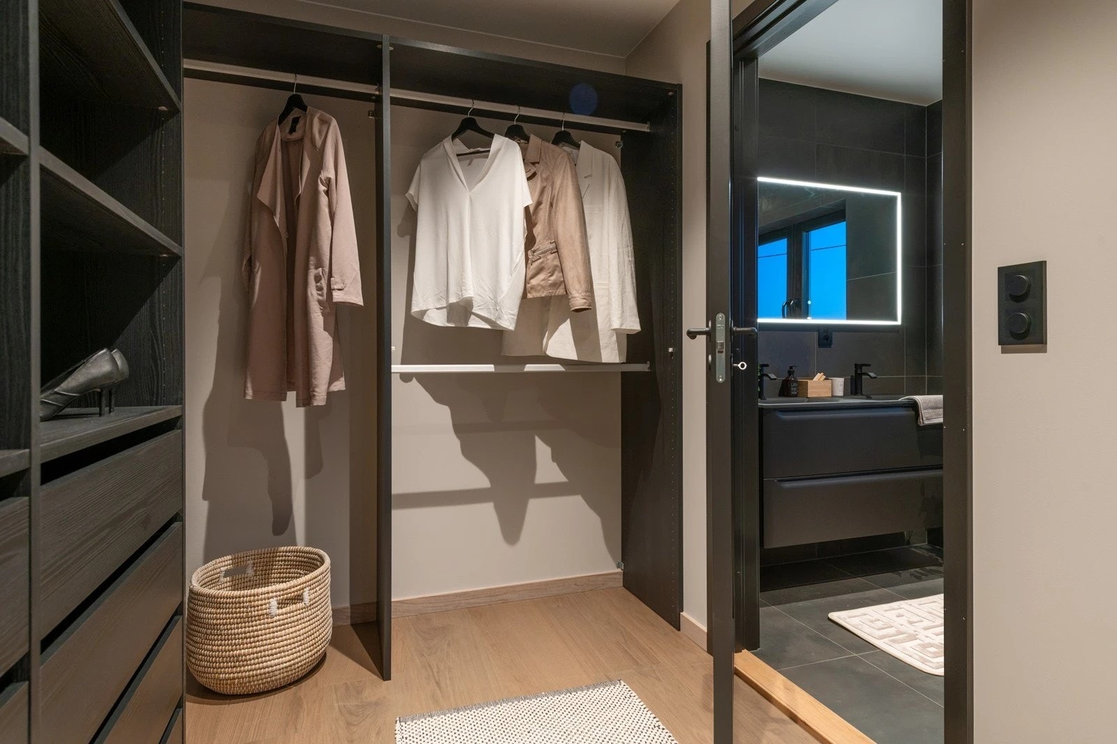 Fra walk-in garderoben er det adkomst til badet. Galleribilde