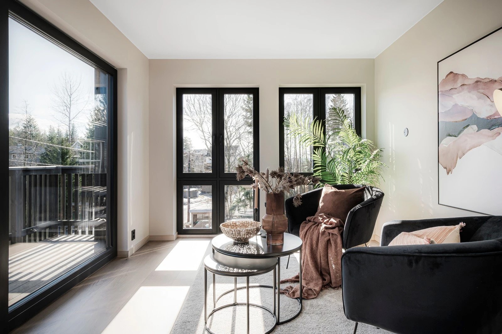 Allrommet har store vindusflater for rikelig med naturlig lysinnslipp. Galleribilde