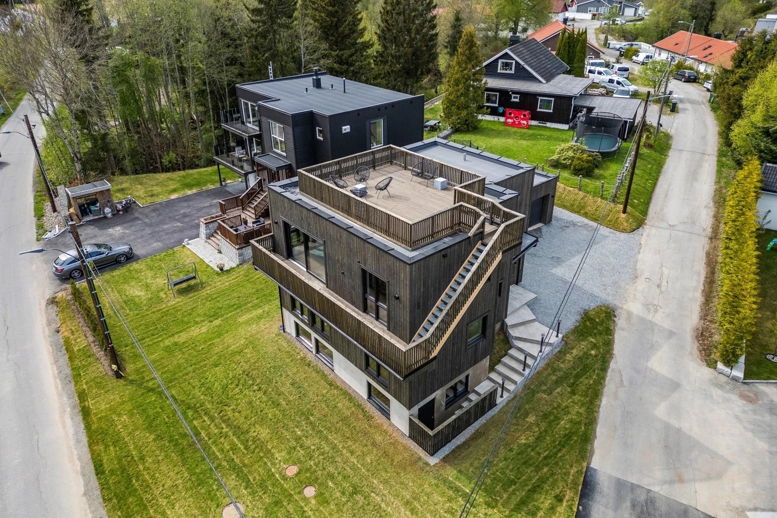 På sommerhalvåret har man en fantastisk takterrasse med gode solforhold. samt god plass foran boligen med plenareal. Galleribilde