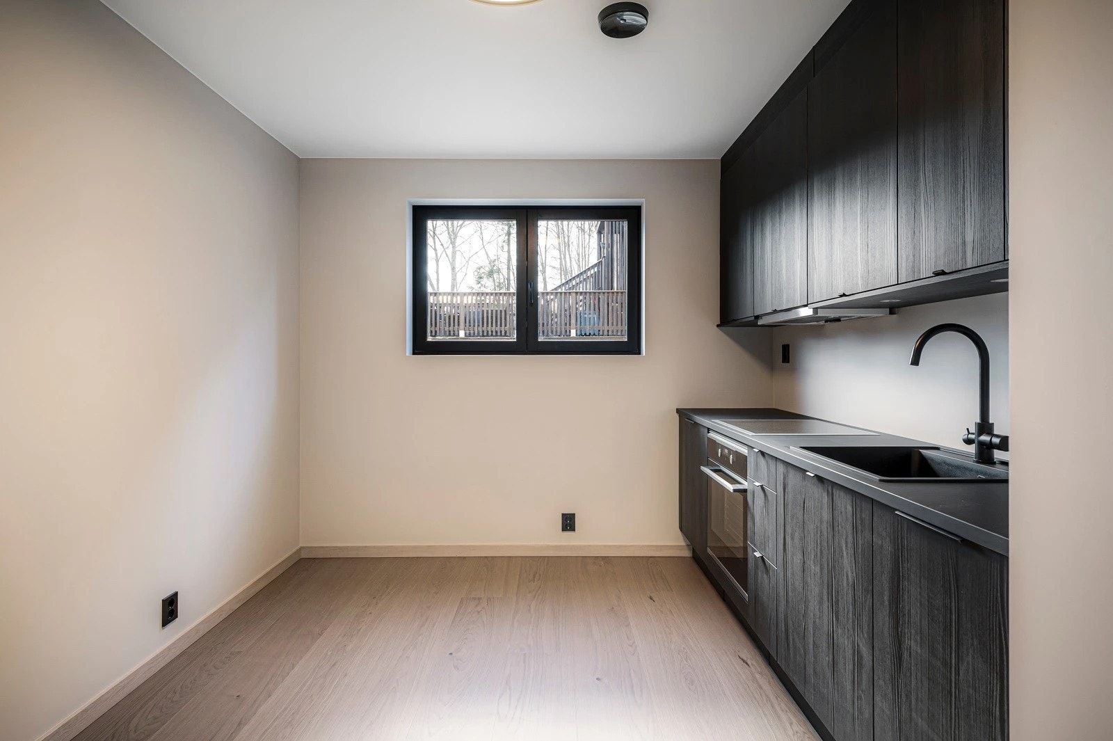 I boligens hybel har man kjøkken, stue, bad og et soverom. Galleribilde