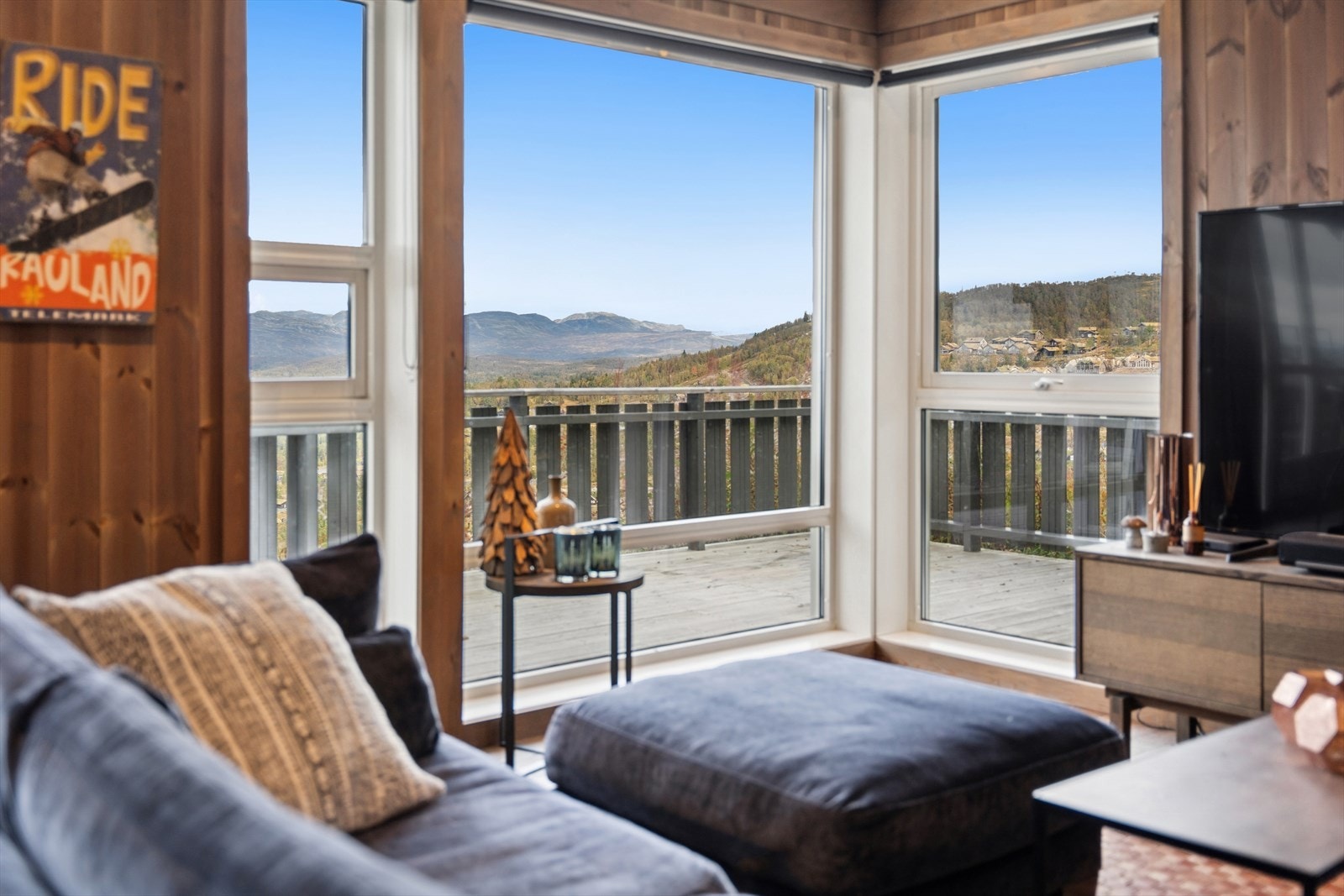 Stuen er plassert med front mot den storslåtte panoramautsikten. Et perfekt sted å lande etter skituren, med solrike forhold og utsyn som endrer seg med årstidene. Galleribilde