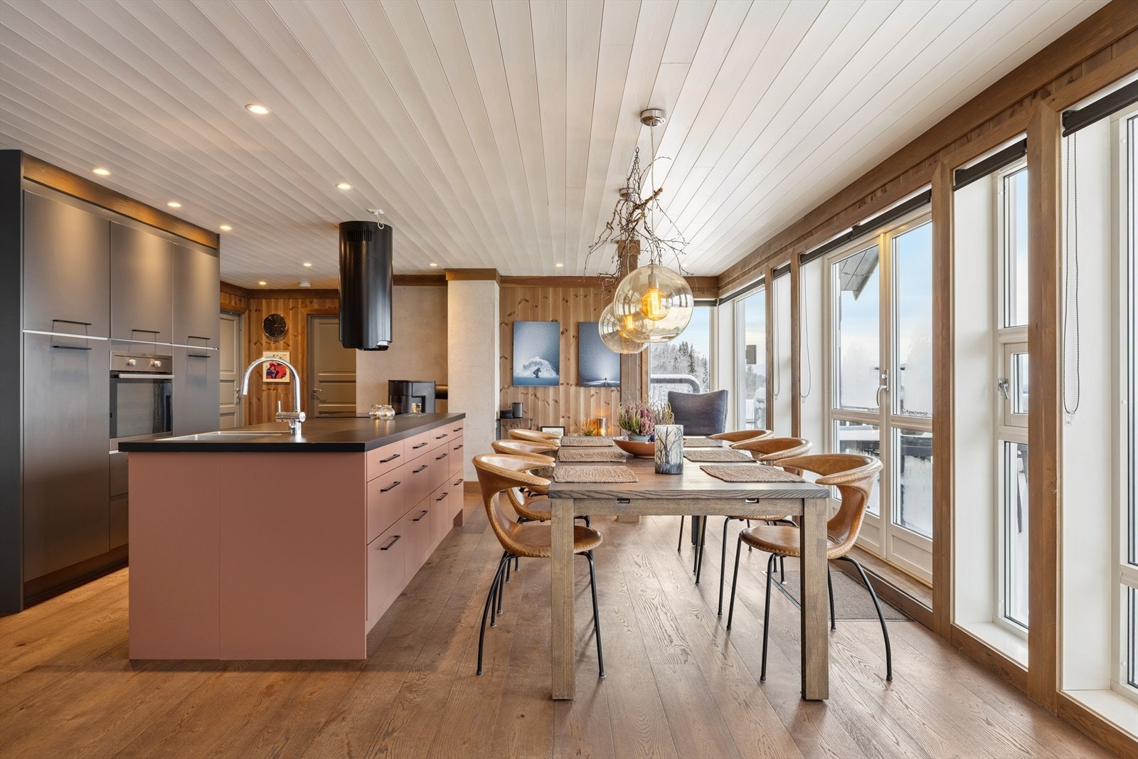 Kjøkkenet har god standard og praktisk kjøkkenøy som gir rikelig med benkeplass og skapplass. Et funksjonelt og sosialt kjøkken som passer like godt til hverdag som til hyggelige helger på fjellet. Galleribilde