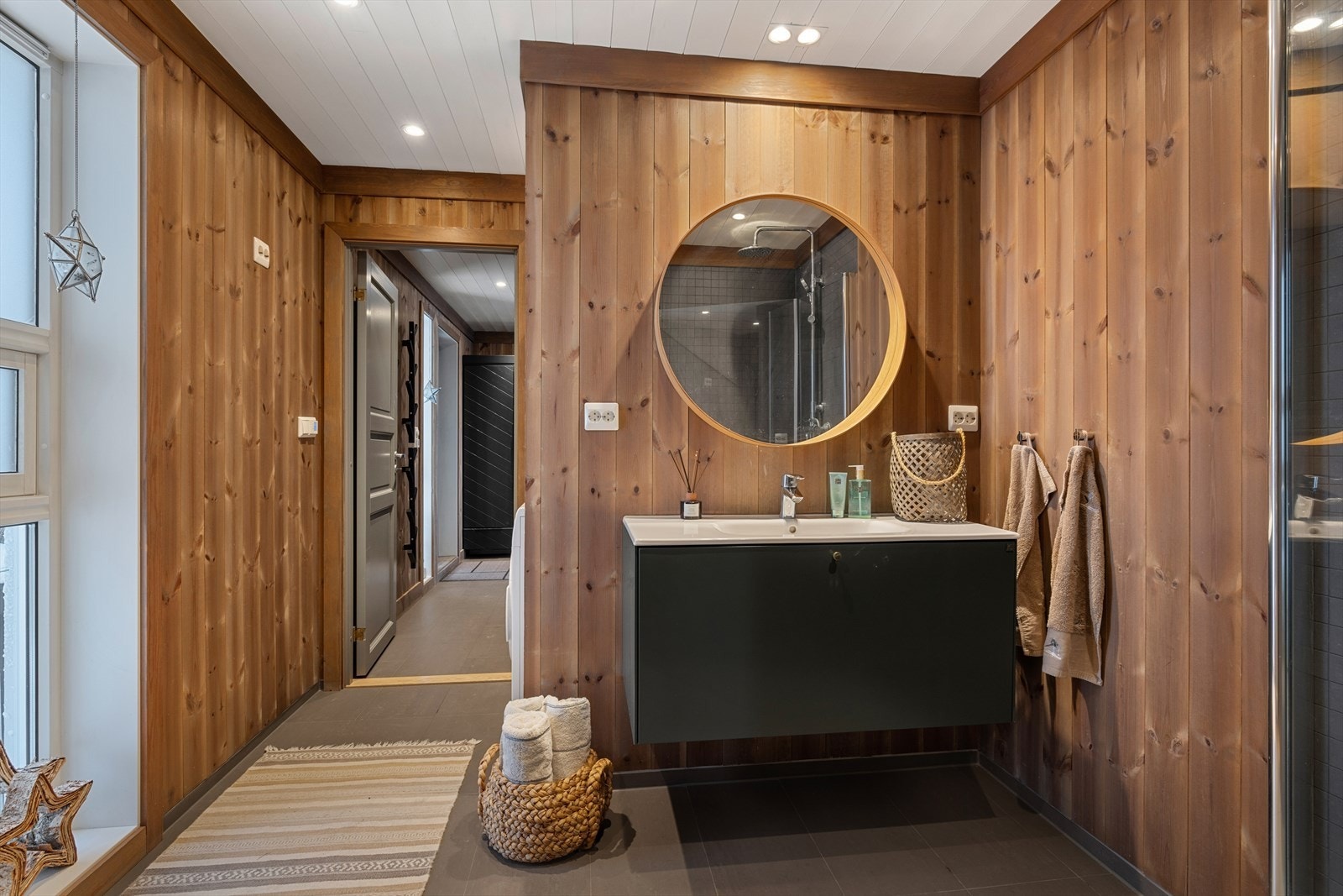 Moderne baderomsinnredning med gode oppbevaringsløsninger. Elektriske varmekabler i gulvet gir ekstra komfort, også på kalde vintermorgener. Galleribilde