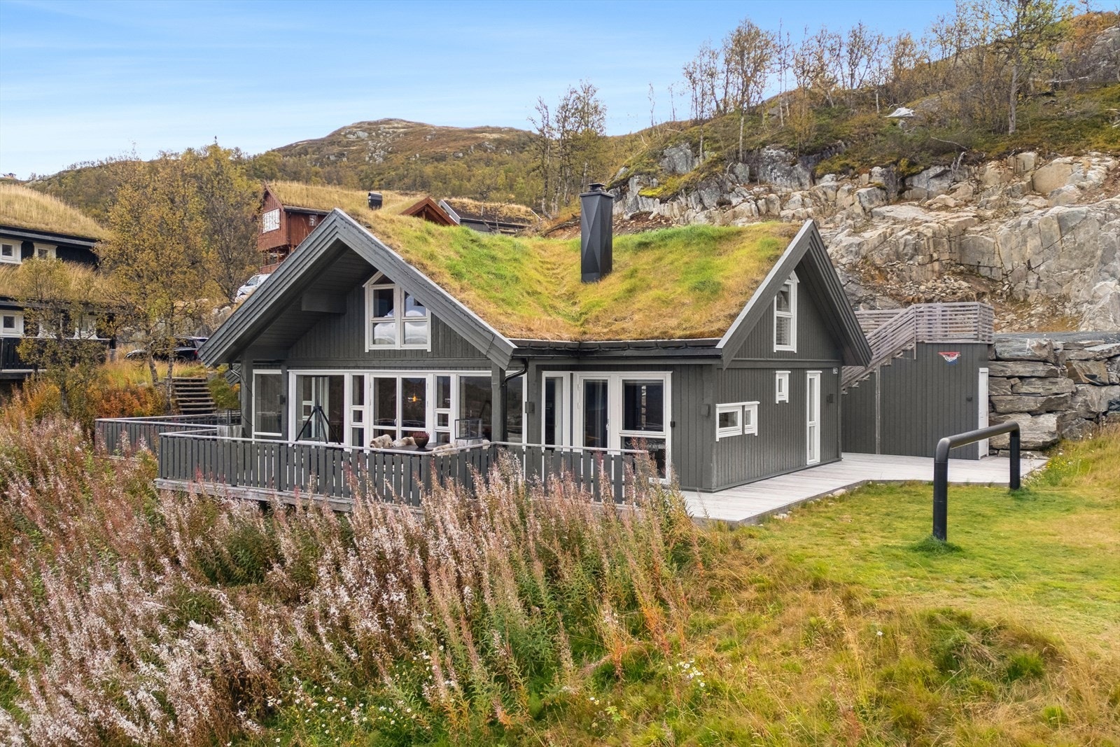 Velkommen til visning!
Her kan du nyte solrike dager på syd- og vestvendt terrasse, omgitt av vakker natur og nærhet til både langrennsløyper, alpinanlegg og fjellterreng. Galleribilde