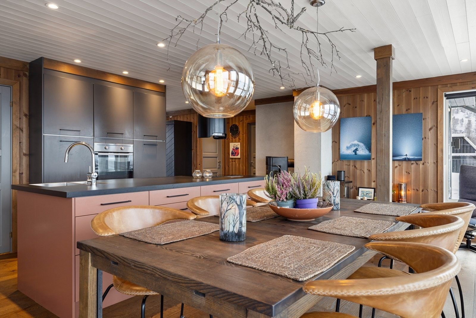 Spiseplassen ligger naturlig plassert mot vinduene, med utsikt som gjør hvert måltid til en opplevelse. Perfekt ramme for lange frokoster, gode samtaler og hyggelige middager etter en dag i bakken. Galleribilde