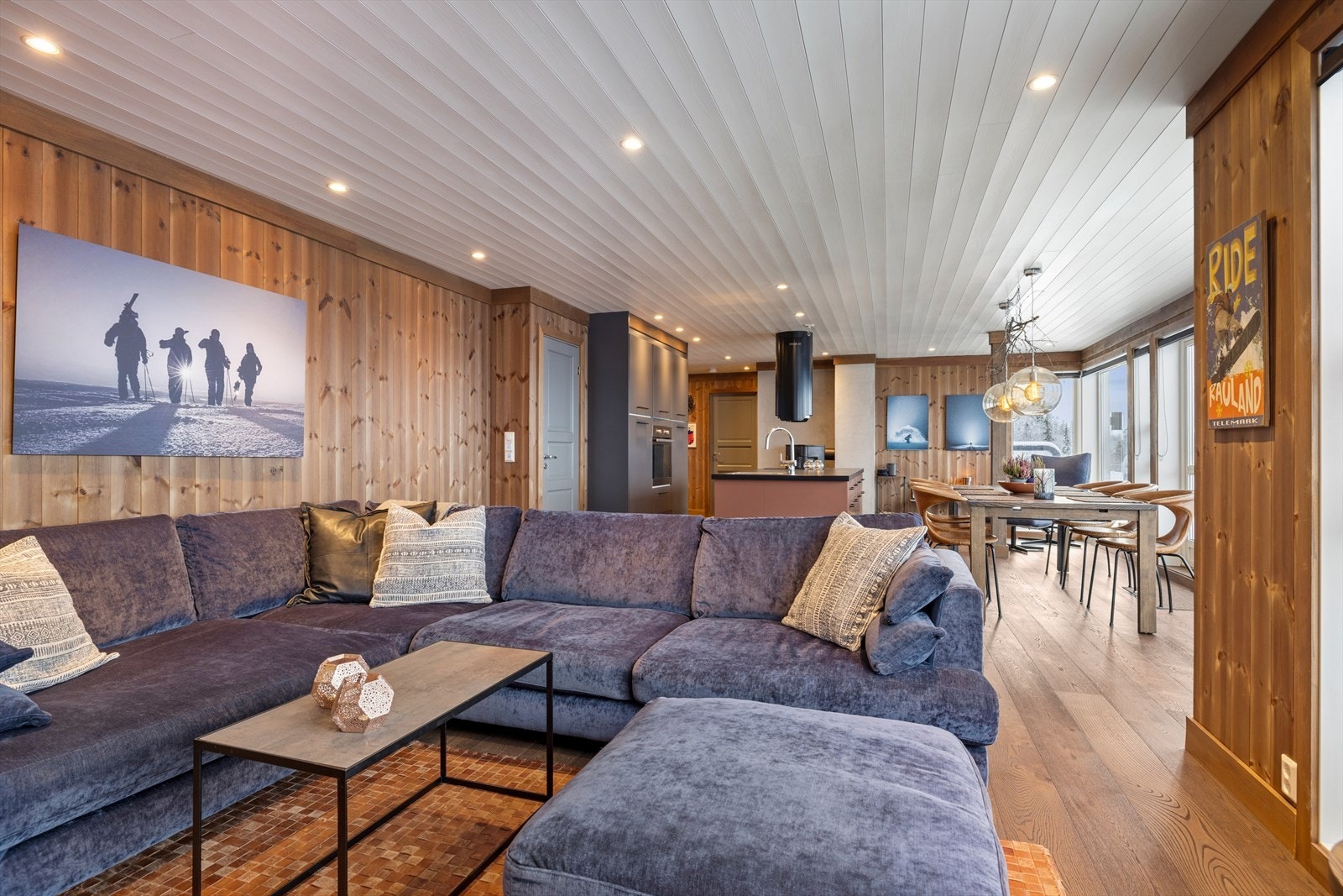 Delikate materialvalg og helhetlig stil gir stuen en lun og eksklusiv atmosfære. En ekte fjellstue - perfekt både for stille morgenstunder og lange kvelder foran flammene. Galleribilde