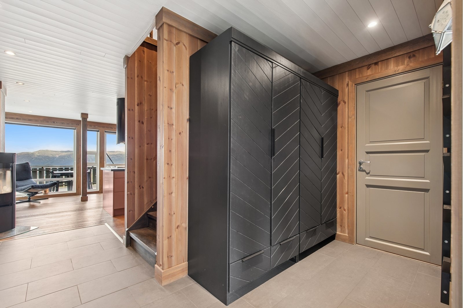 Entreen er meget praktisk innredet med fliser på gulvet og gode garderobeskap med plass til yttertøy og sko. Galleribilde