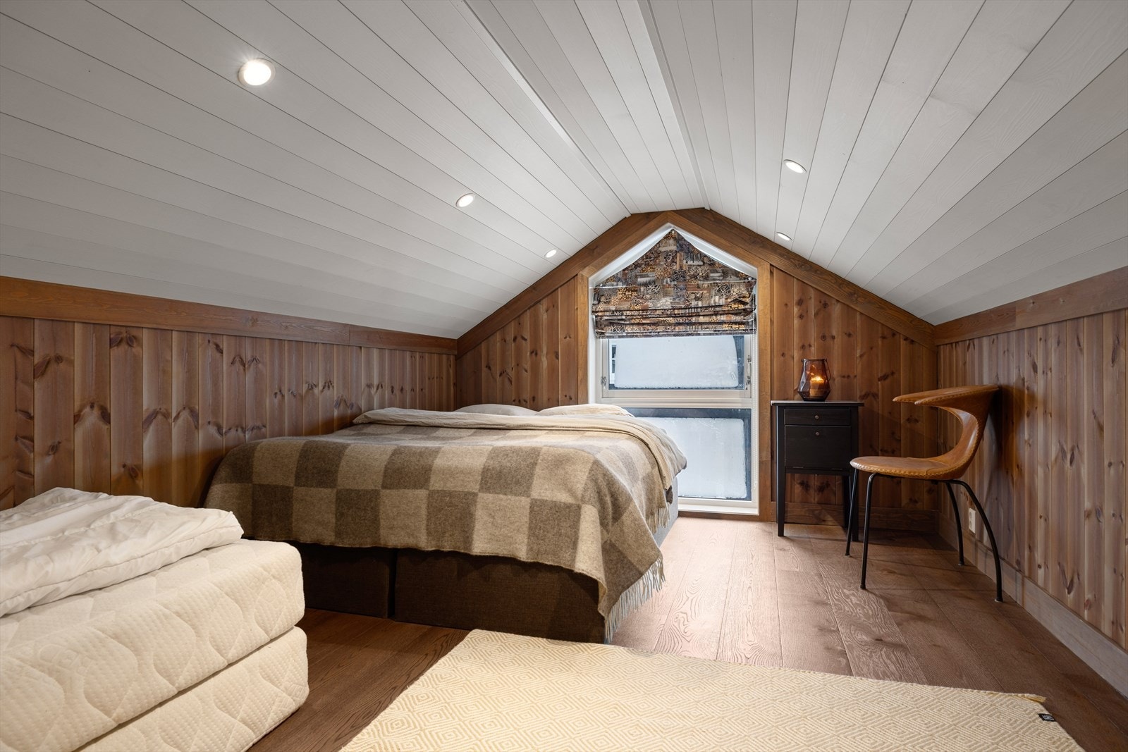 Soverom nummer to i 2. etasje, også med plass til dobbeltseng. Like godt egnet for familie, gjester eller ungdom. Galleribilde