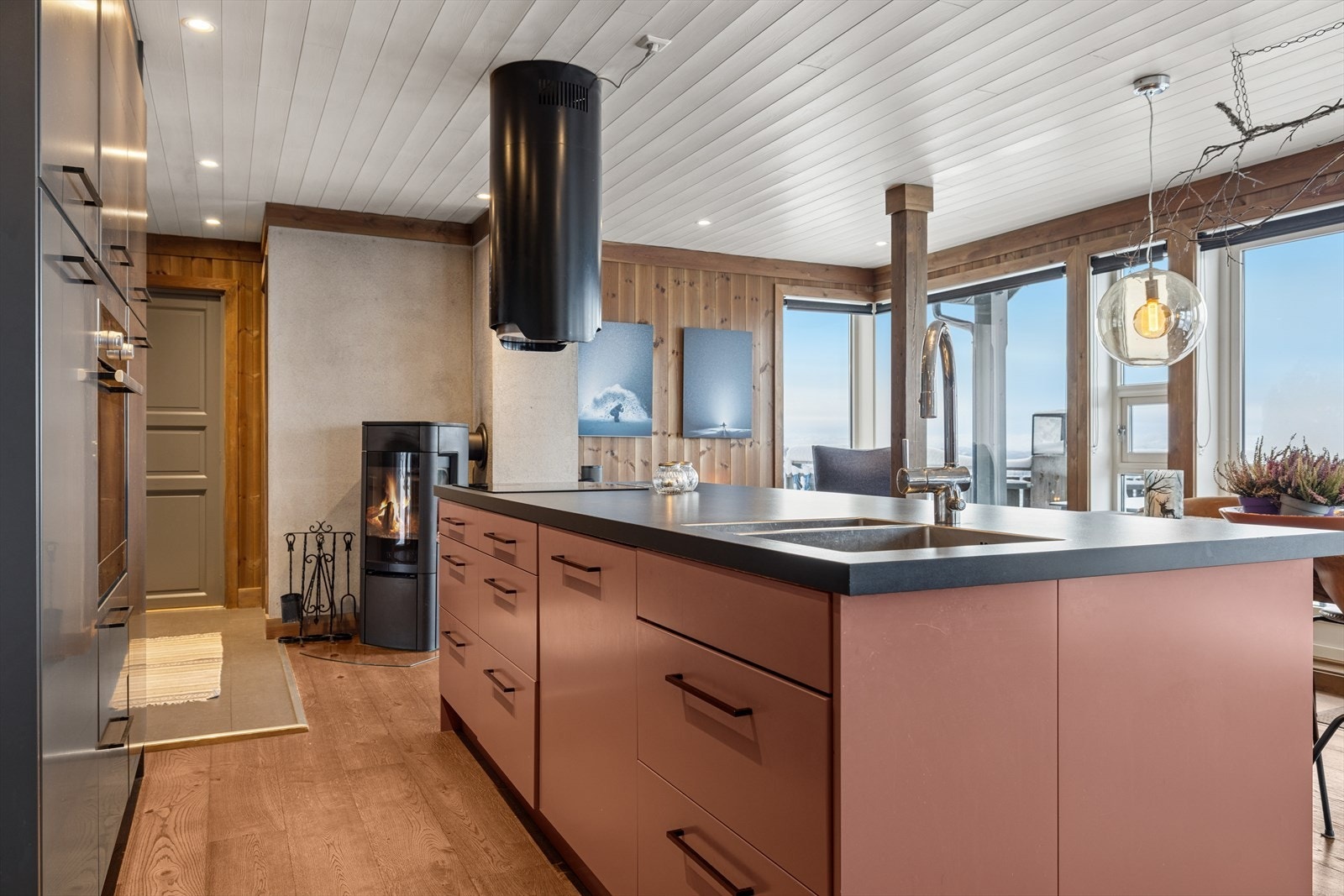 Et innbydende og delikat kjøkken i åpen løsning mot stue og spisestue - et naturlig samlingspunkt på hytta. Galleribilde