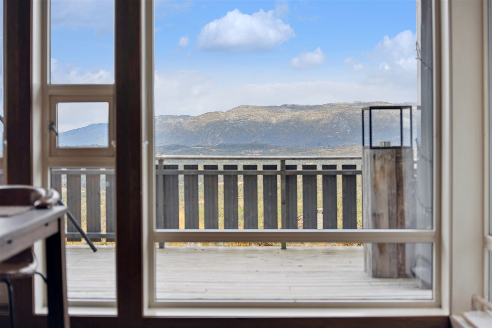 Tenke seg til........ det er få eiendommer som kan skilte med utsikt og beliggenhet som denne eiendommen. Galleribilde