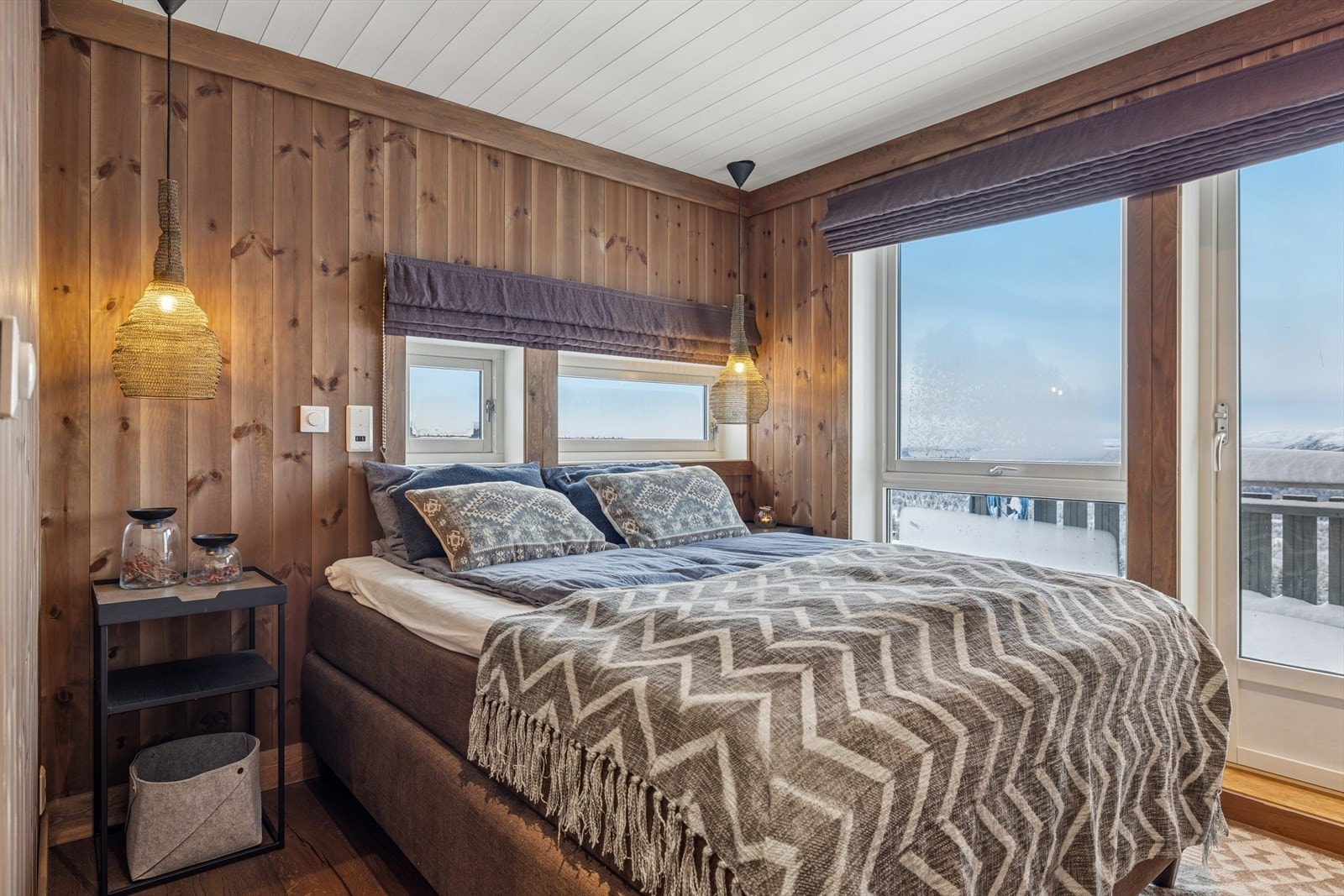 Rolige og delikate rom som innbyr til gode netter etter lange dager ute. En komfortabel løsning som gjør 1. etasje funksjonell og lett tilgjengelig. Galleribilde