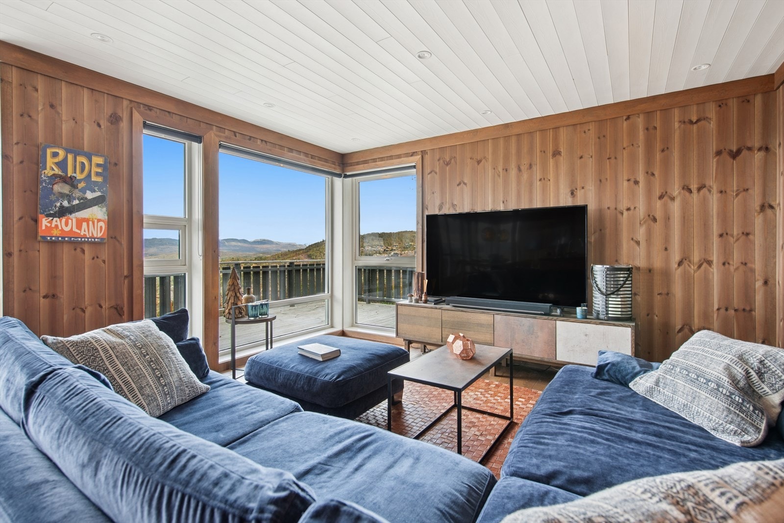 Stuen er romslig med store vindusflater mot den flotte utsikten, godt med lys inn og god plass til hele familien. Galleribilde