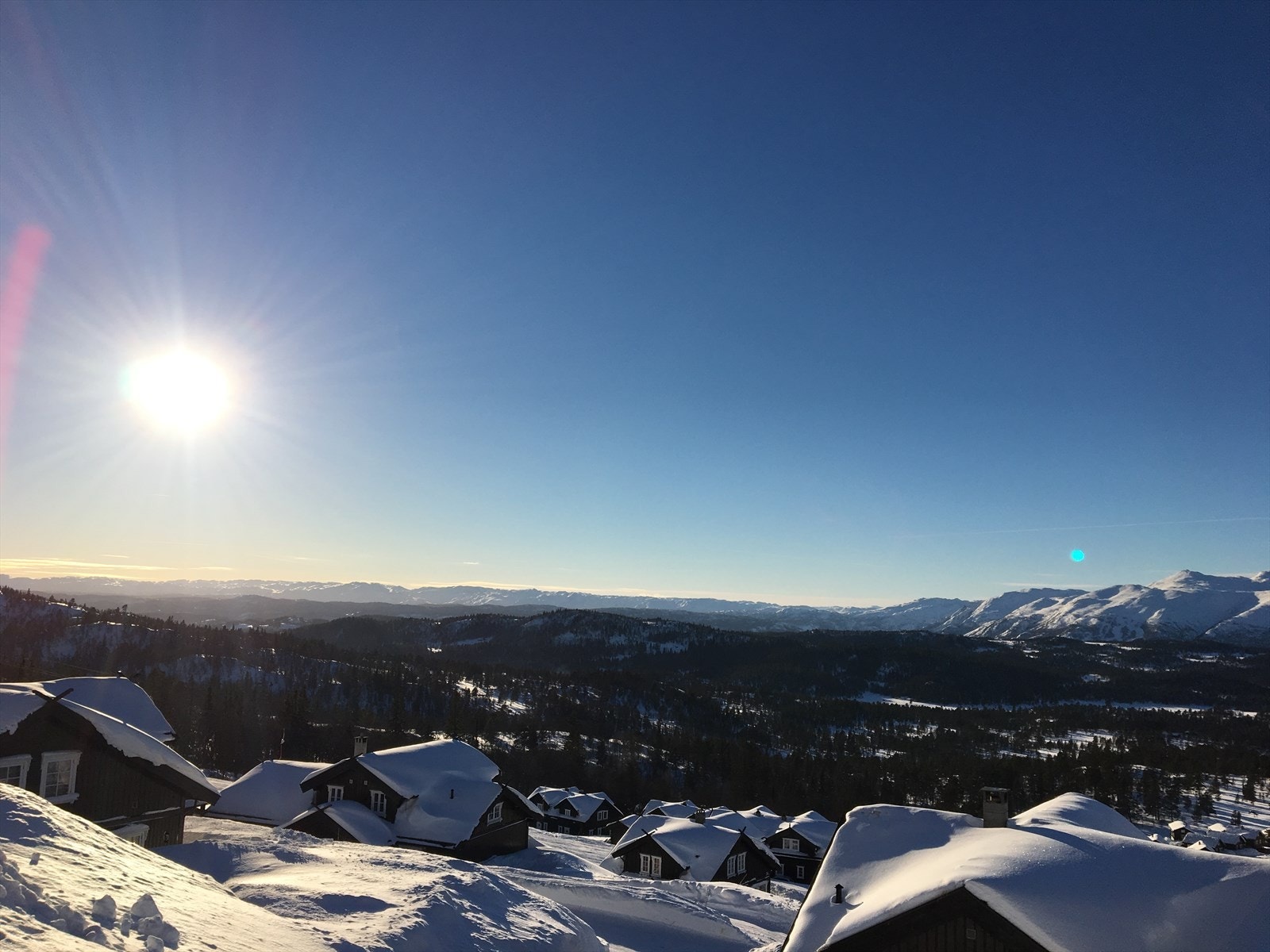 Opplev den magiske følelsen av fjellet - her våkner du til strålende sol, gnistrende snø og milevis med utsikt over majestetiske fjell. Galleribilde