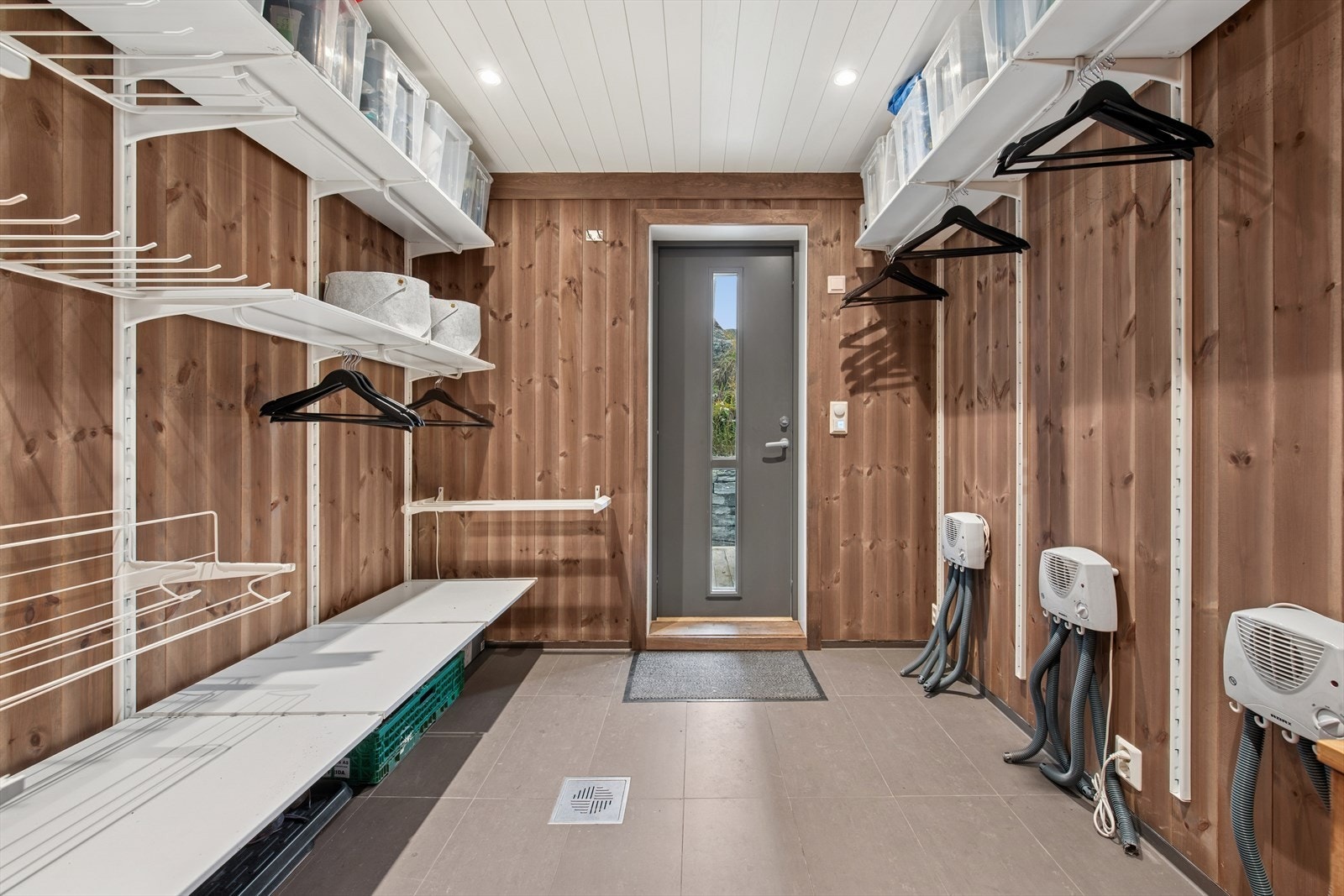 Det er innredet tørkerom/bod med smarte hyller og oppbevaringsmulighter, samt støveltørkere som raskt kan tørke våte ski- og tursko. Rommet er på de godkjente tegningen satt av til vaskerom og det er sluk i gulvet. Galleribilde