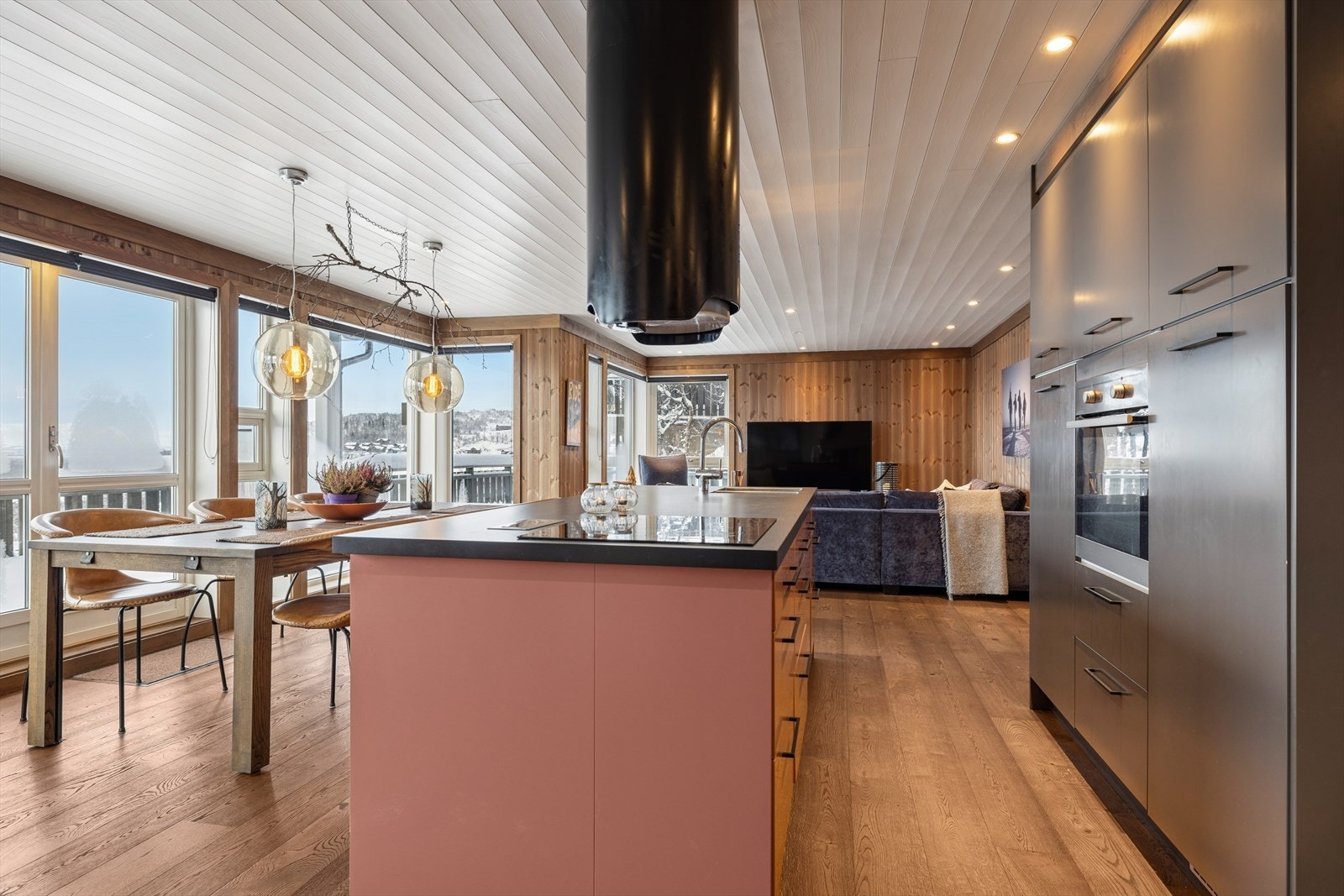 Store vindusflater slipper naturen helt inn og byr på storslått panoramautsikt uten innsyn. Her kombineres god standard, funksjonalitet og ekte hyttefølelse - med utsikt som virkelig må oppleves. Galleribilde